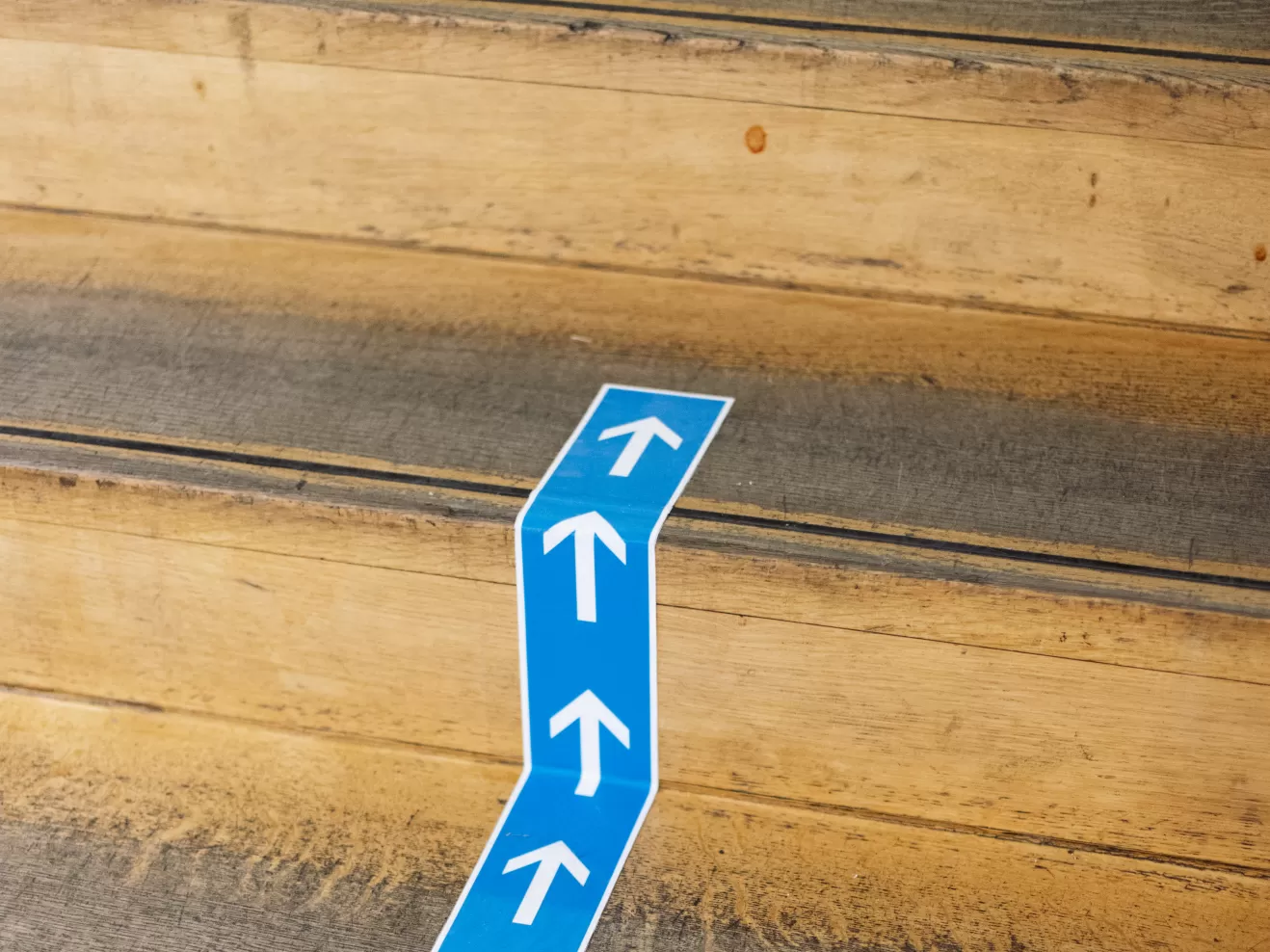 Pfeile weisen Treppenstufen im Foyer der HfMDK Frankfurt hinauf