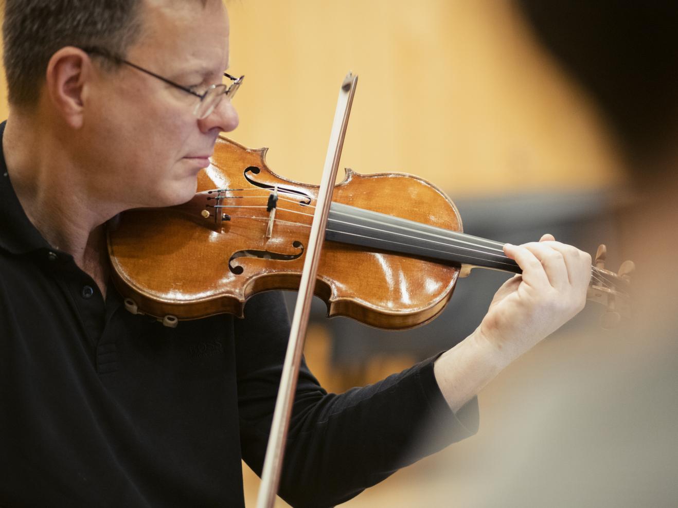 Violine spielender Professor 