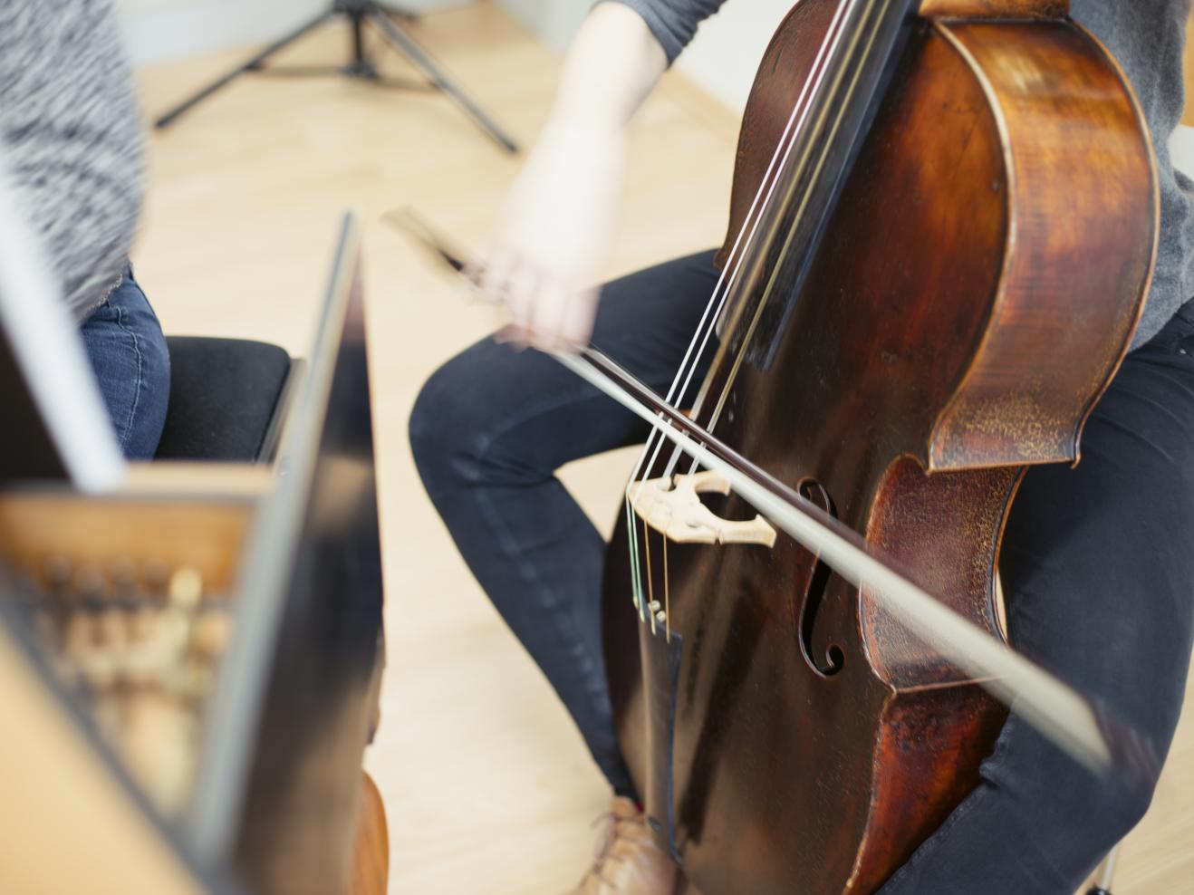 Person spielt Barockvioloncello