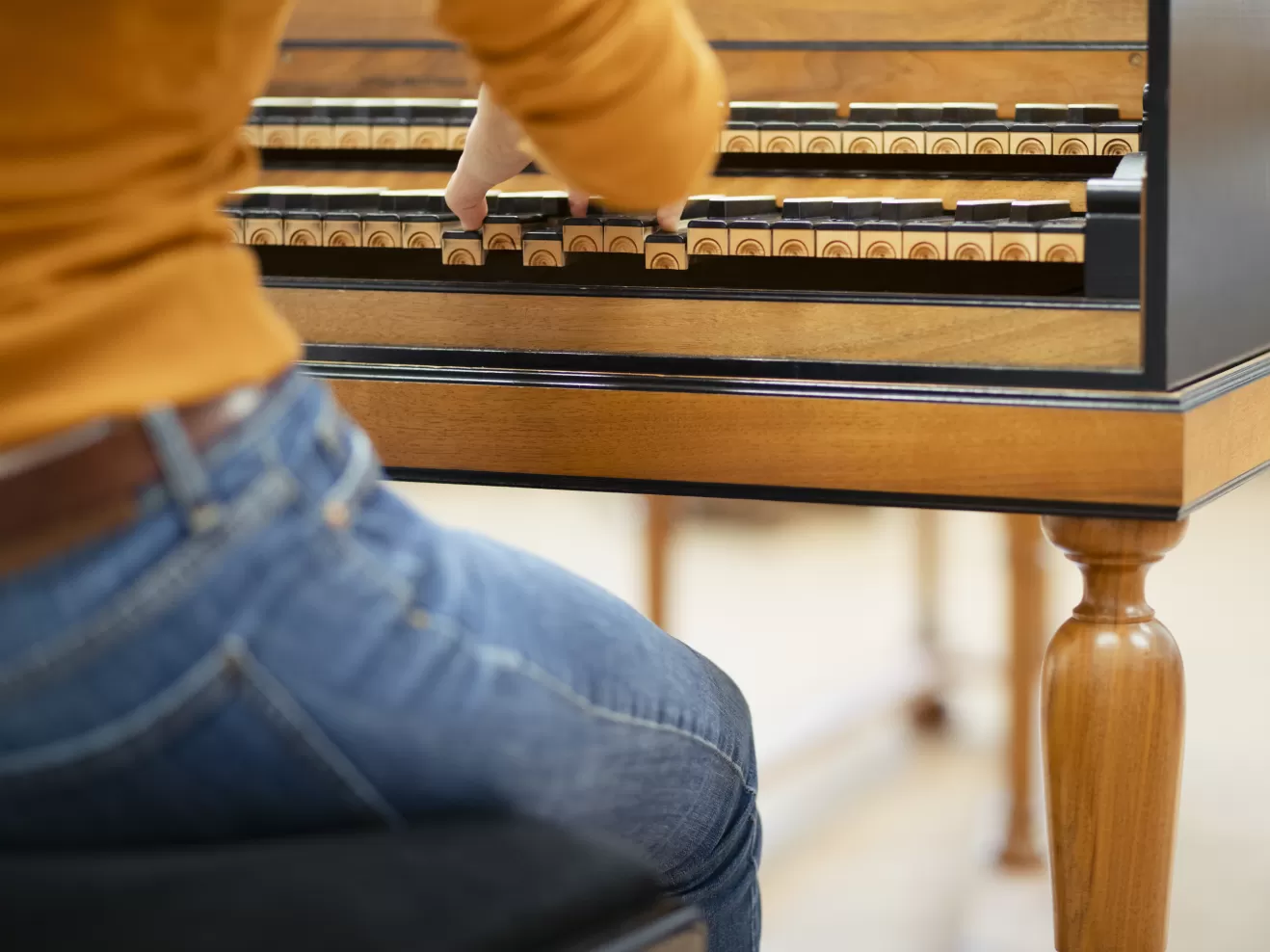 Person spielt Cembalo