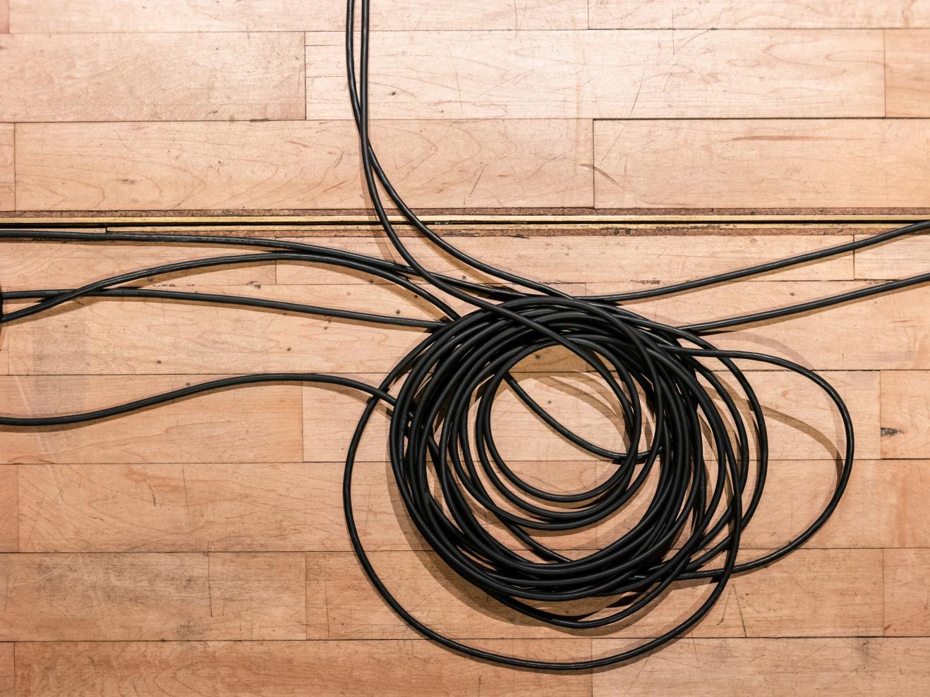Kabel am Boden des Kleinen Saals