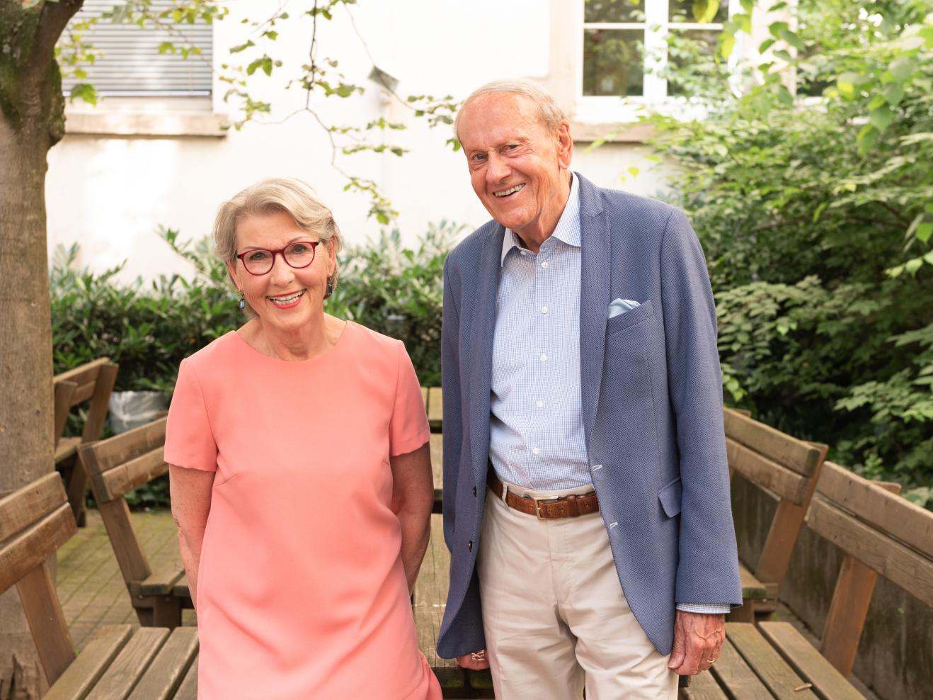 Hildegard und Günter Prack im Mensahof der HfMDK Frankfurt