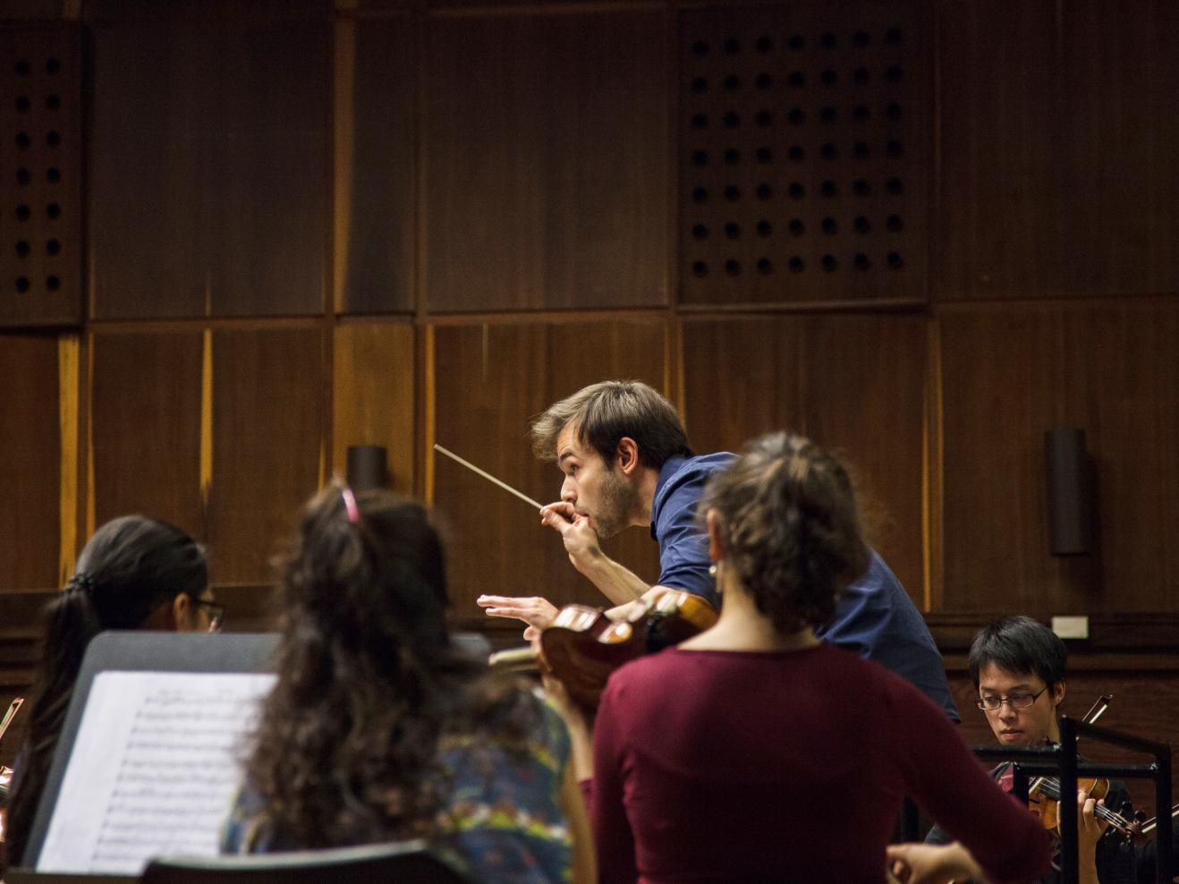 Ein Dirigierstudent leitet das Orchester der HfMDK
