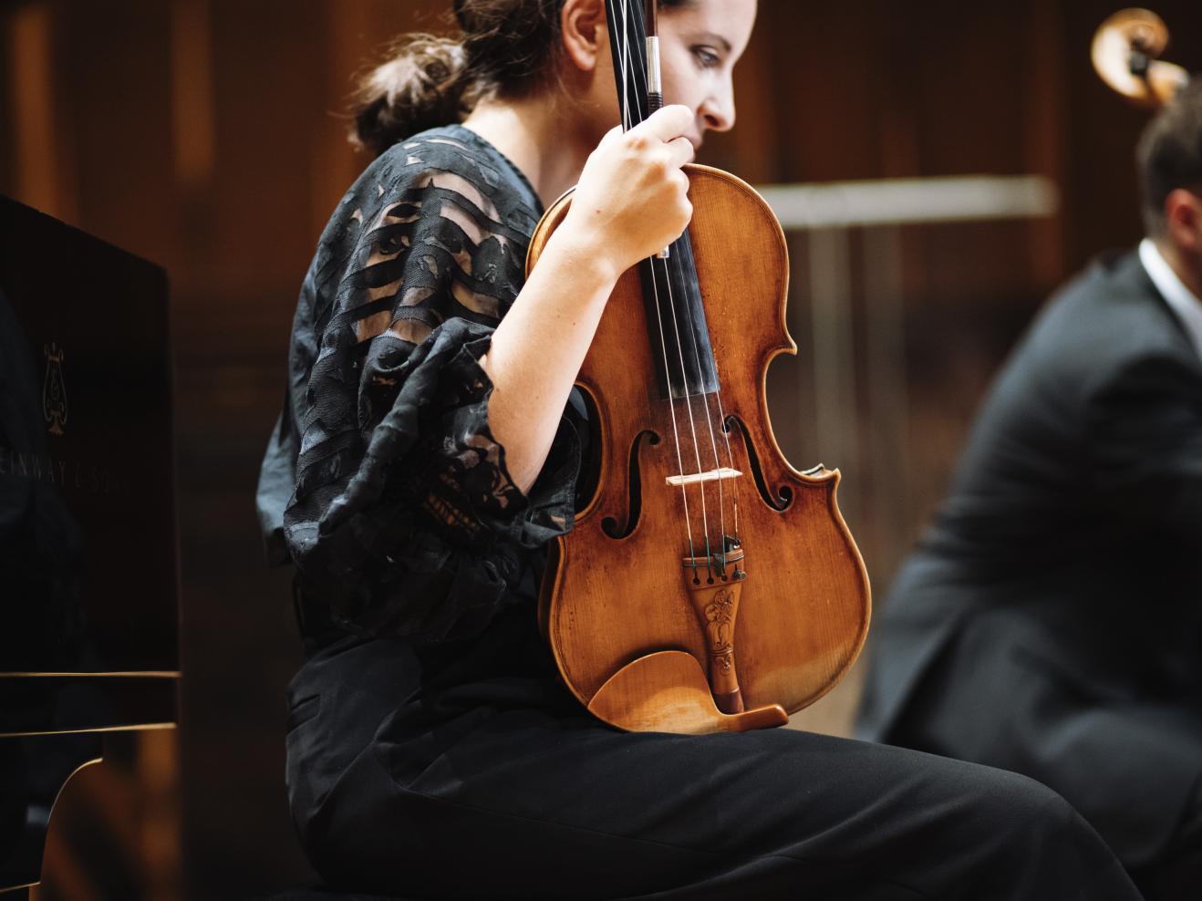 Maria del Mar Mendivil hält eine Viola in der Hand