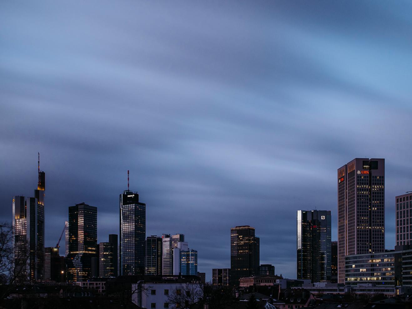 Hochhäuser der Frankfurter Skyline in der Morgendämmerung