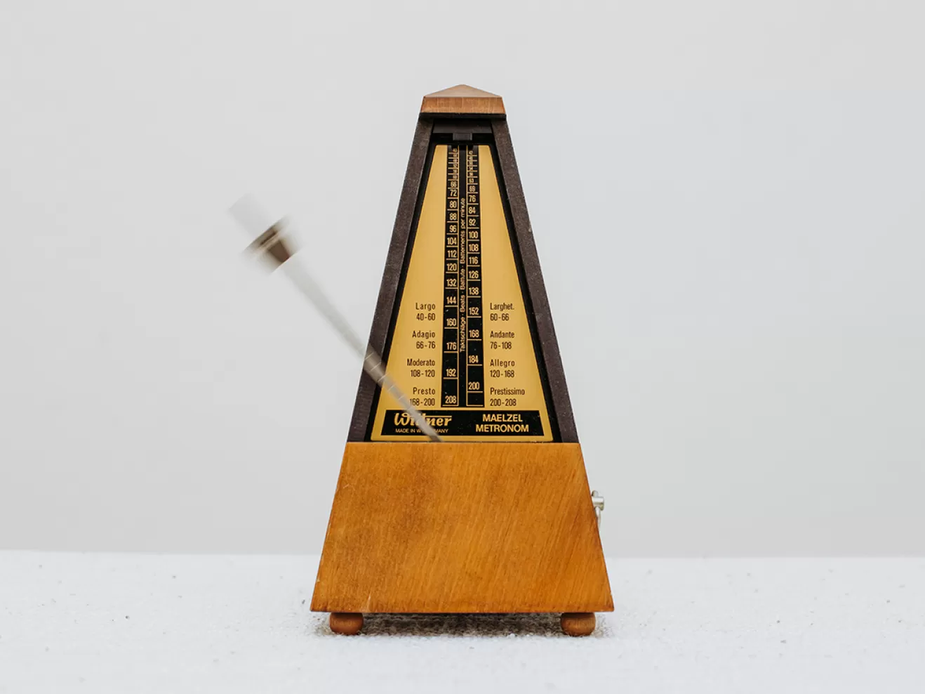 pyramidenförmiges Metronom aus Holz