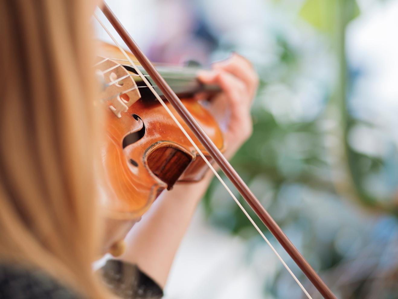 Violine wird mit Bogen gespielt