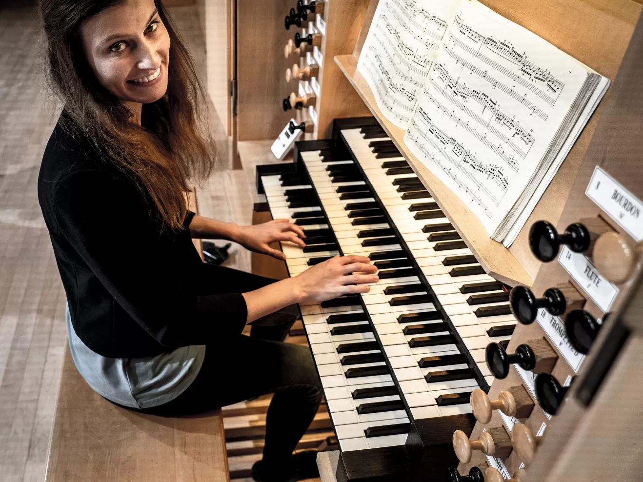 Person sitzt an der Kern-Orgel