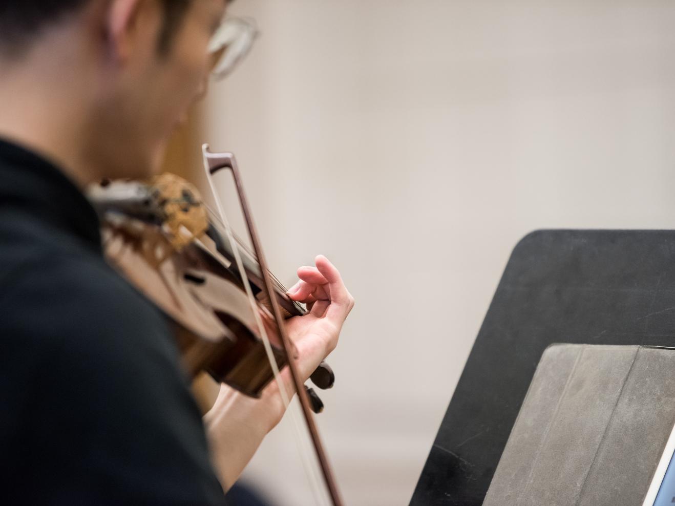 Blick über die Schulter eines spielenden Teilnehmers des Meisterkurses Viols