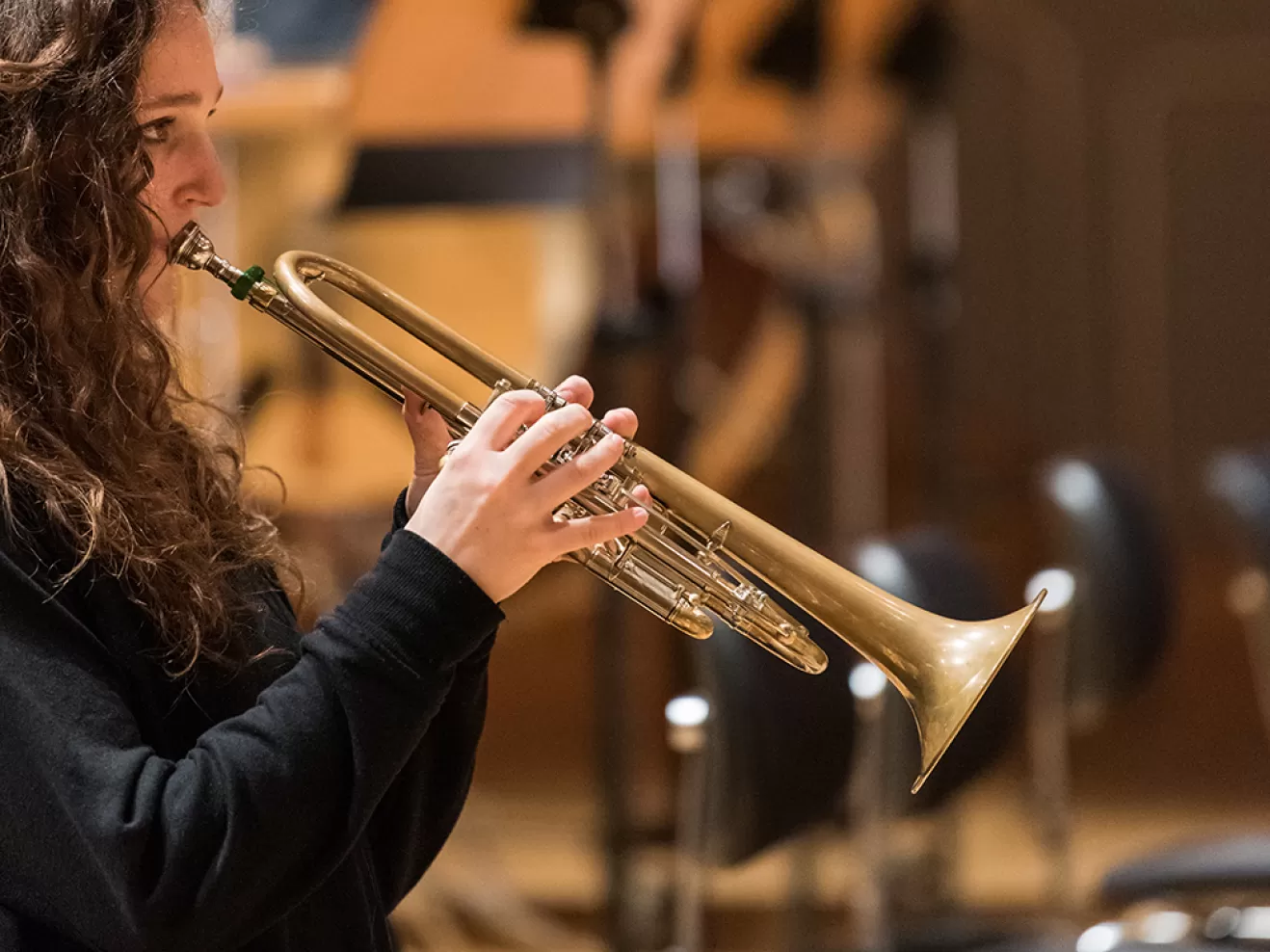 Trompeterin im Orchester