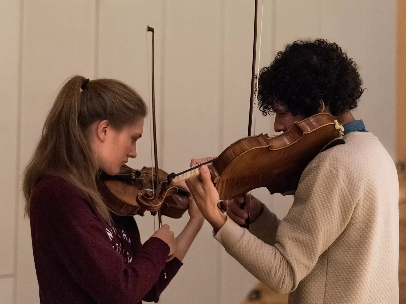 Zwei Violinen des Orchesters beim Stimmen