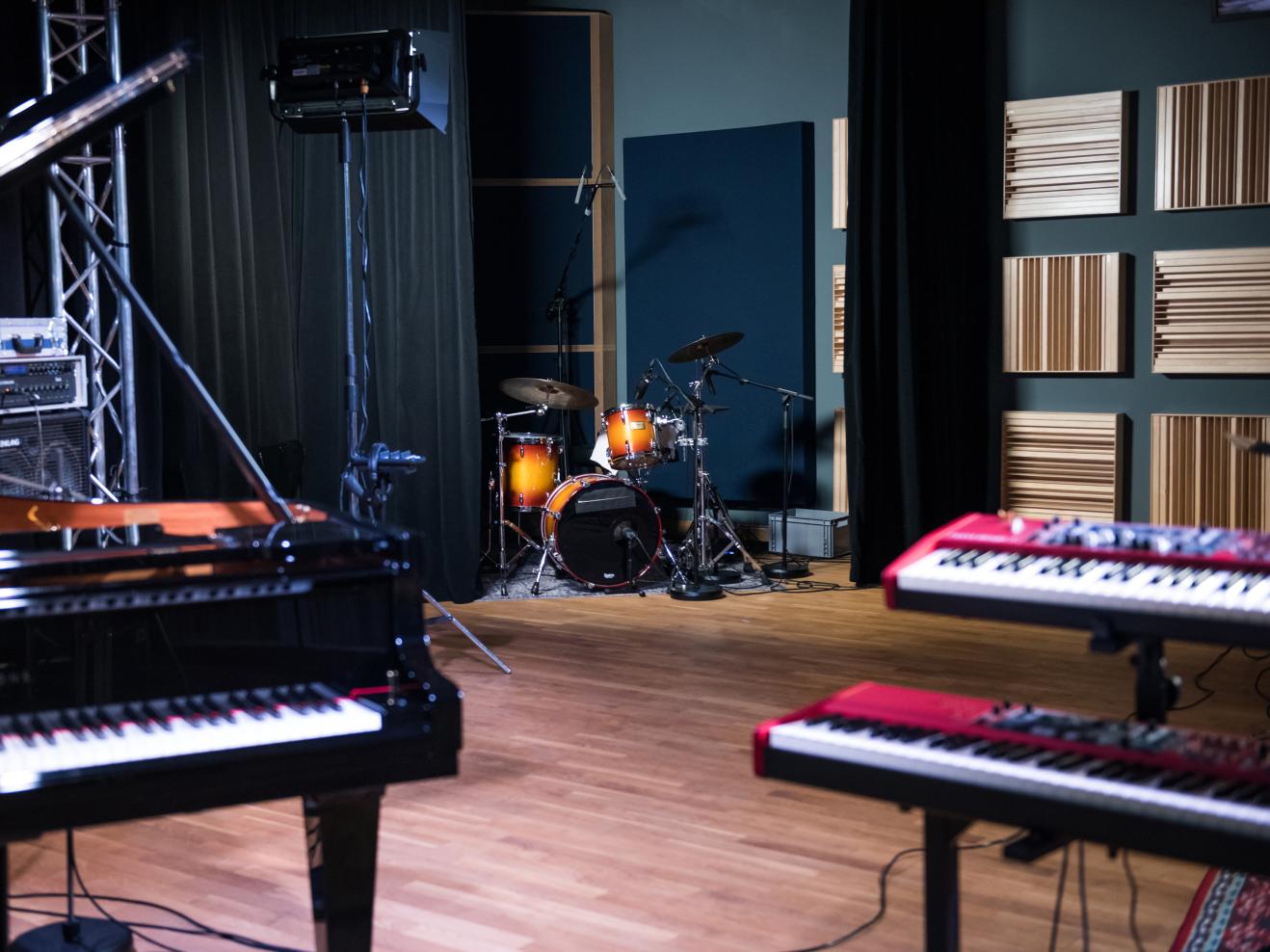 Klavier, Keyboard und Drum-Set im AV-Studio