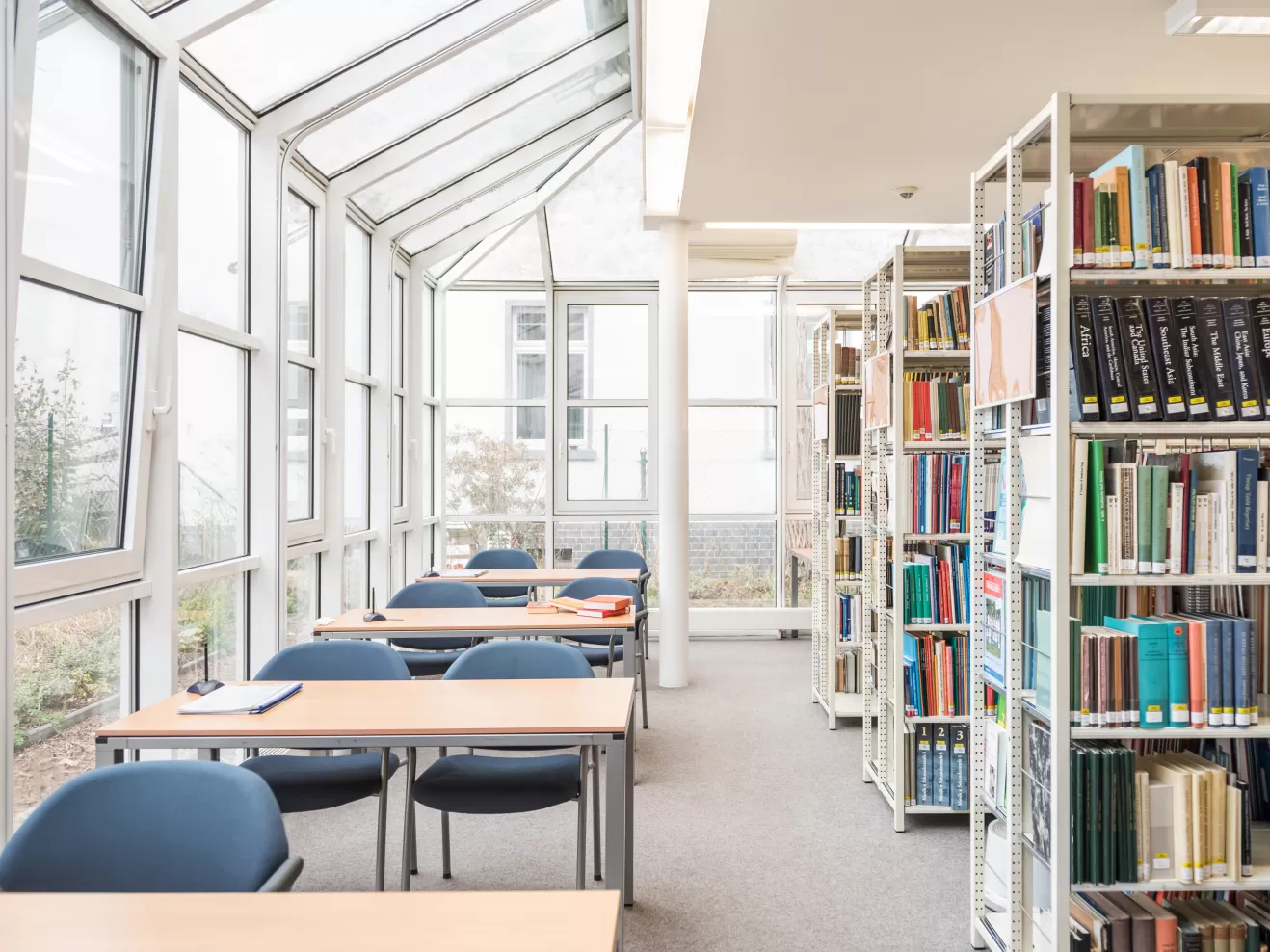Arbeitsplätze und Regale in der Hochschulbibliothek