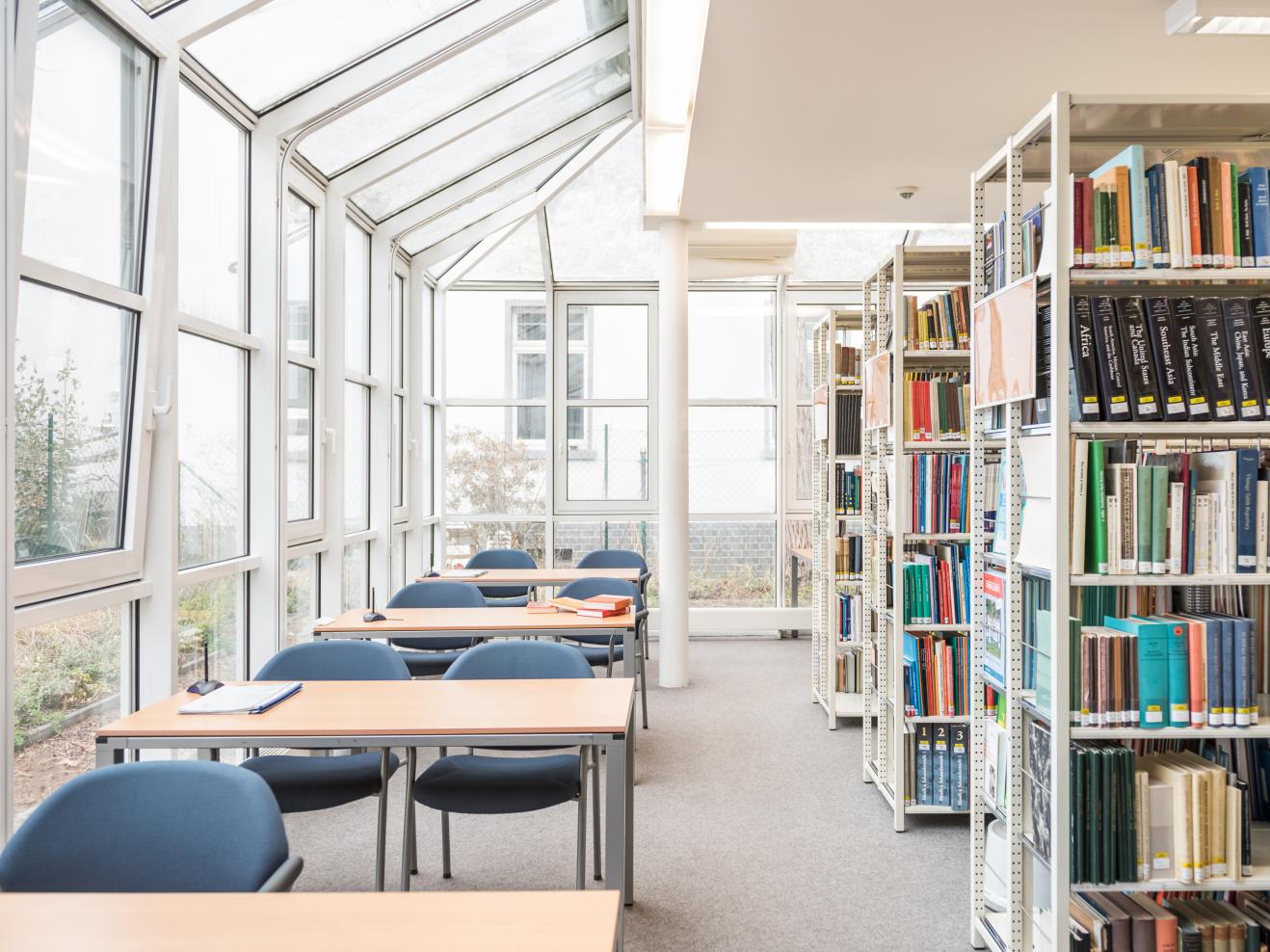 Arbeitsplätze und Regale in der Hochschulbibliothek
