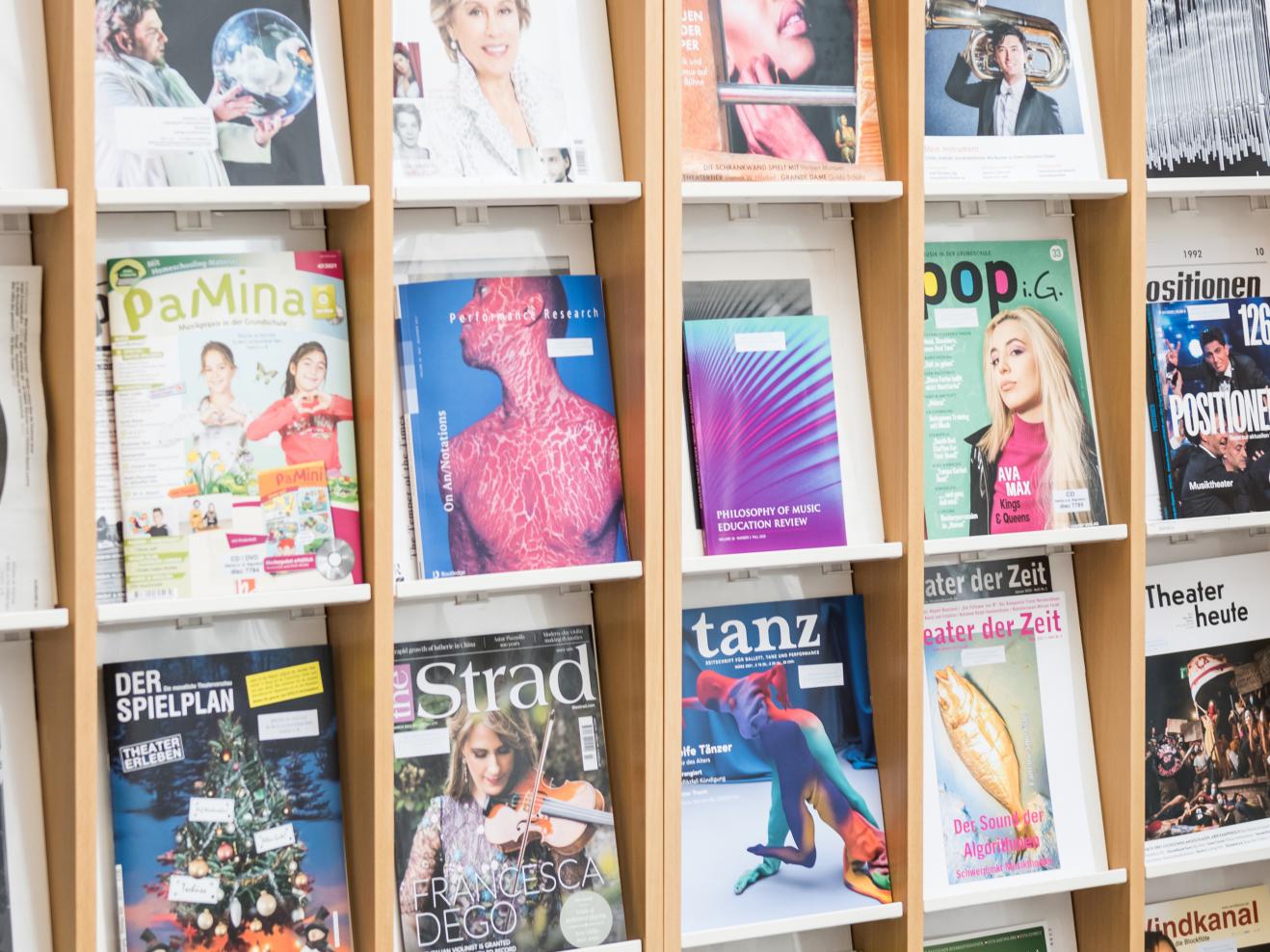 Wand mit Zeitschriften in der Bibliothek