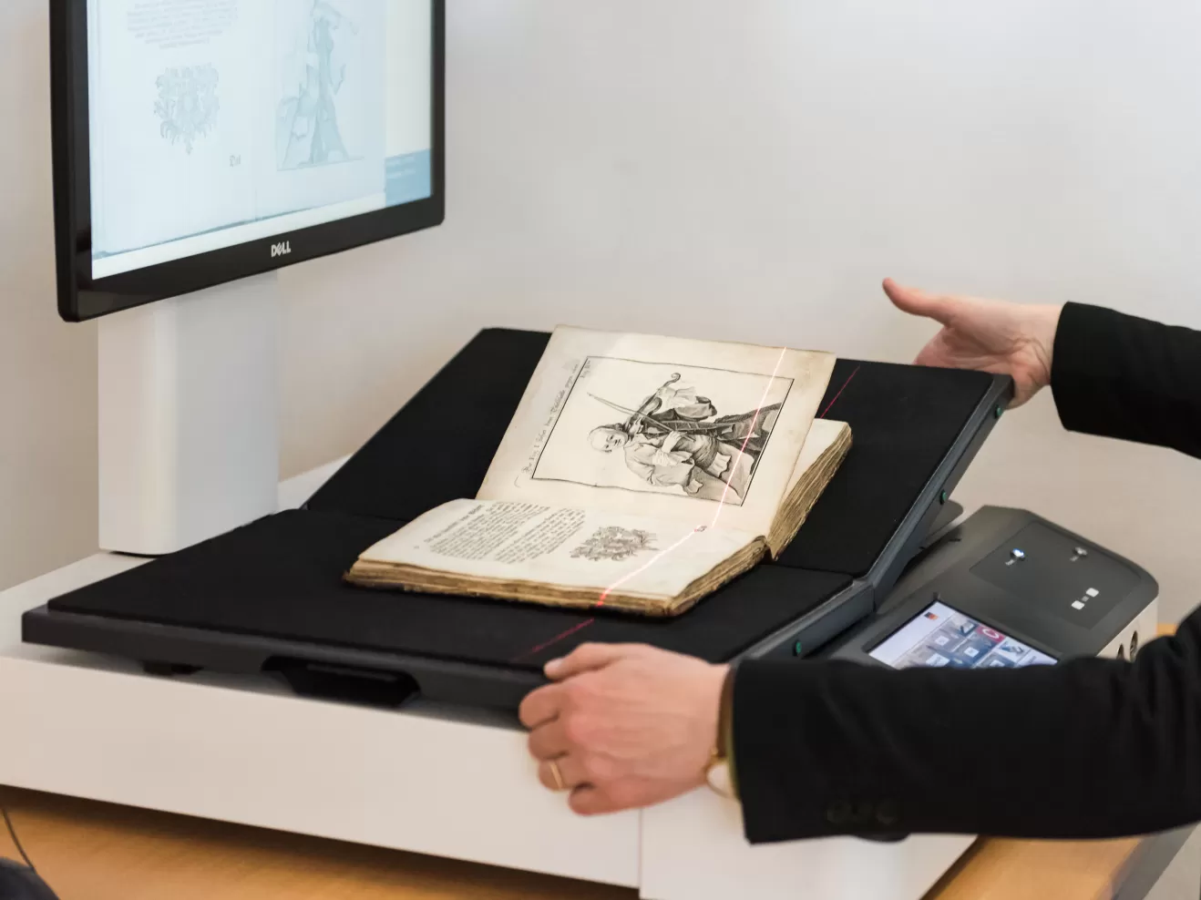 Altes Buch während eines Scanvorgangs auf einer schwarzen Unterlage