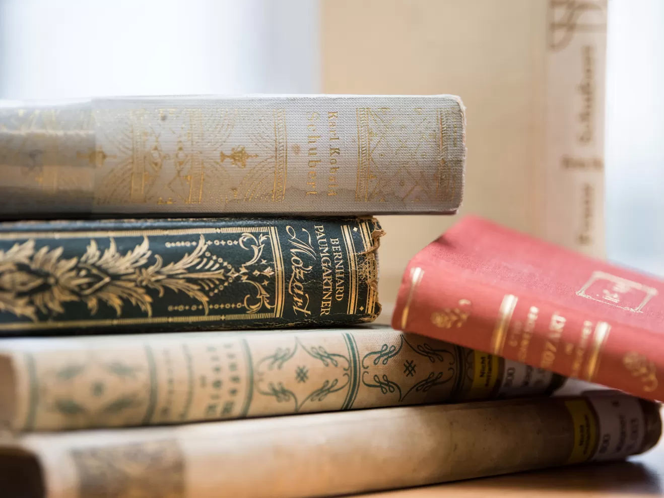 Ein Stapel alter Bücher