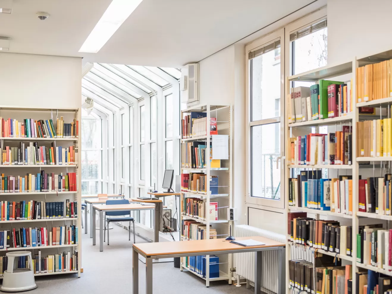 Arbeitsplätze und Regale in der Hochschulbibliothek