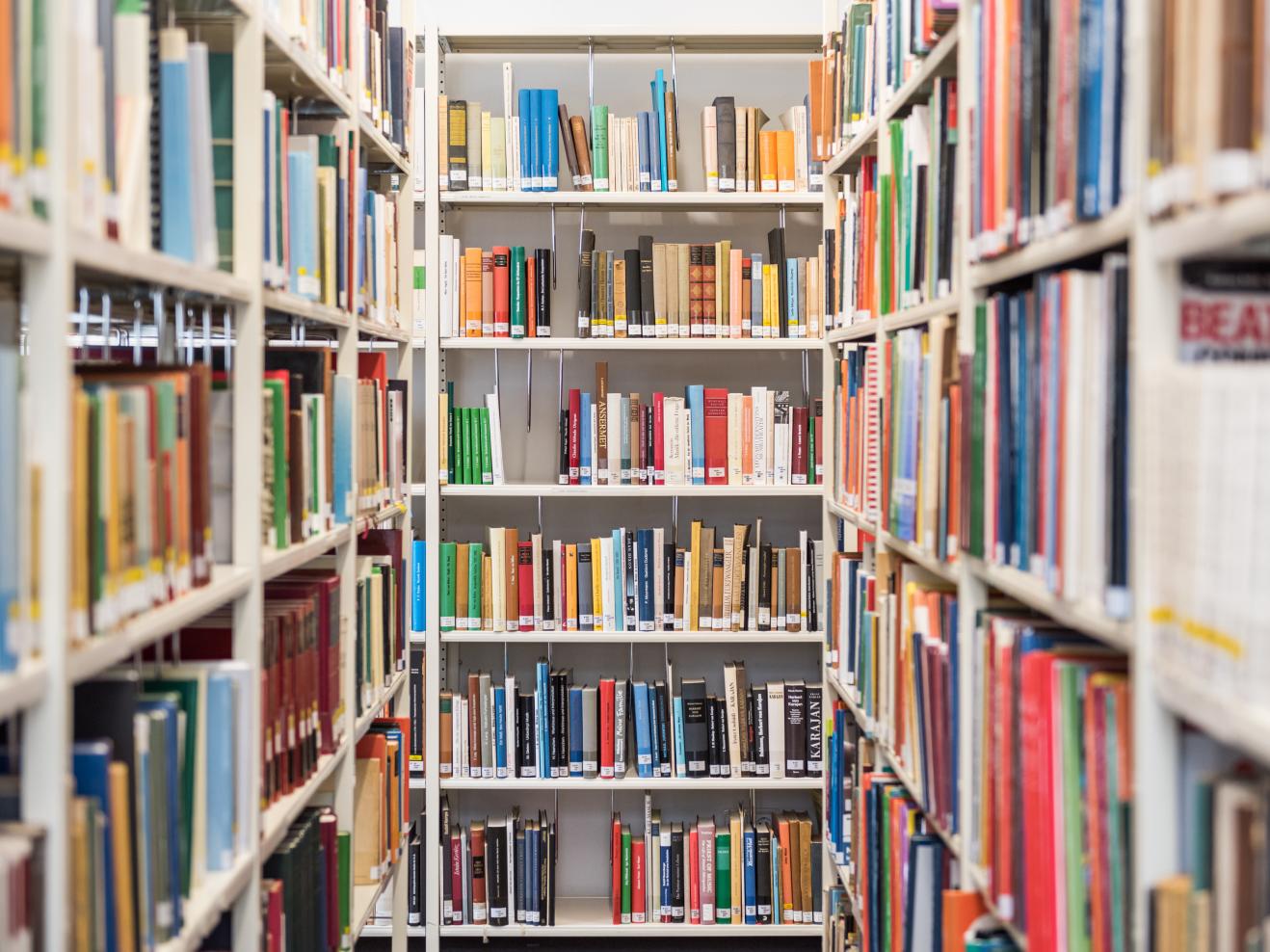 Regale mit Büchern in der Bibliothek