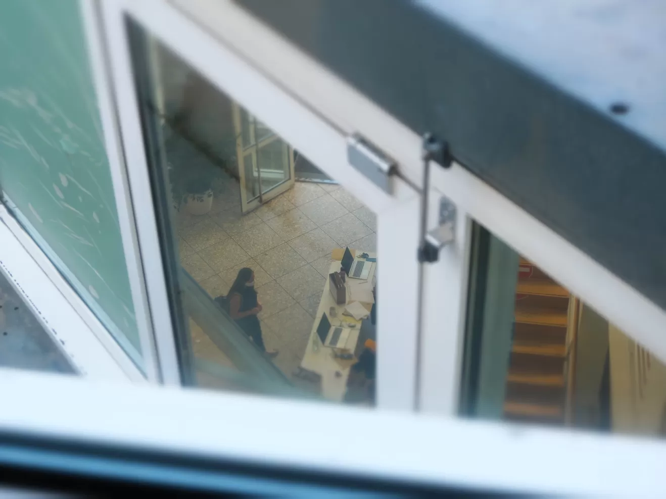 Blick von oben durch ein Fenster ins Foyer