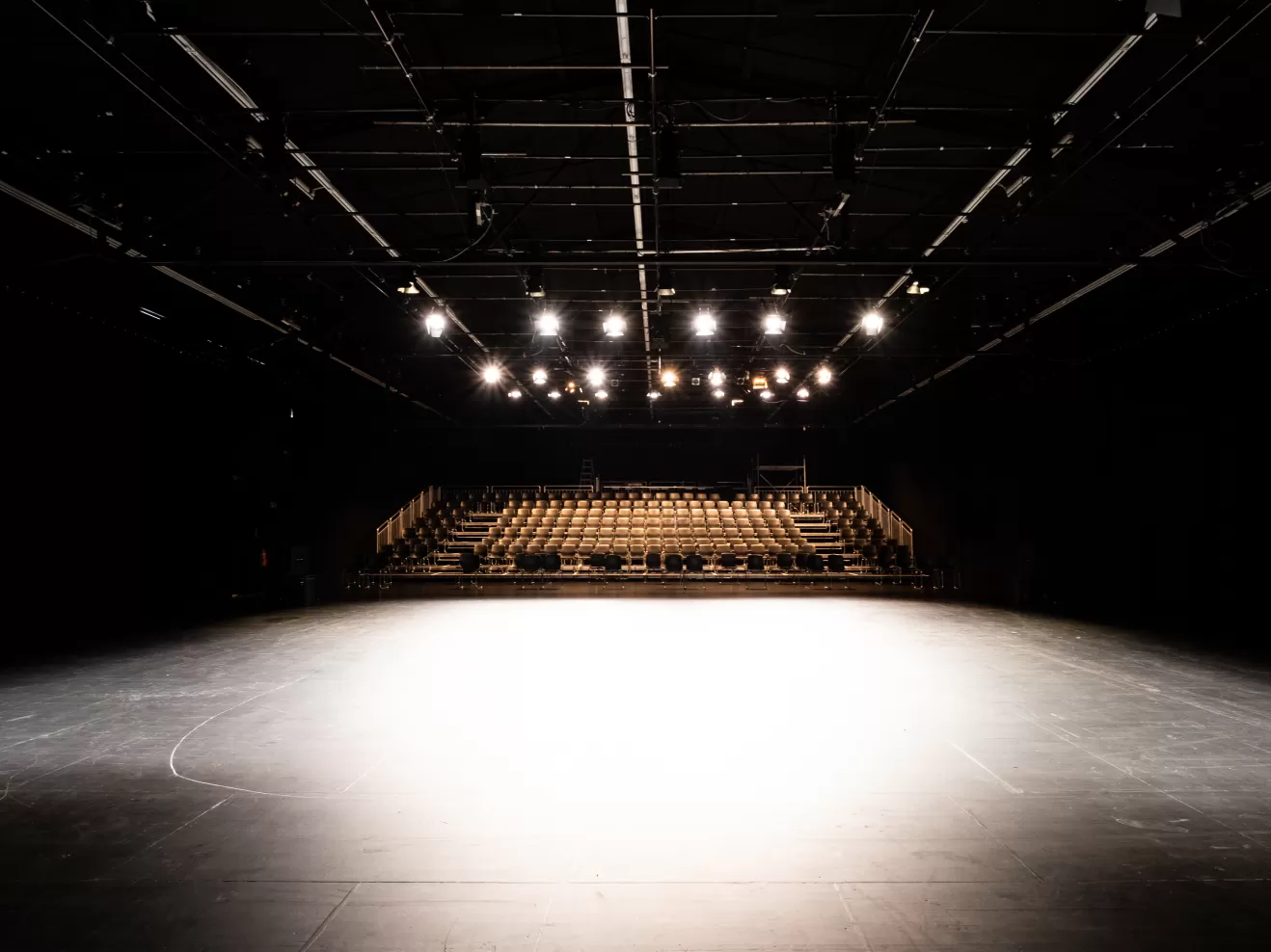 Leere Bühne der Halle 1 im Frankfurt LAB im Scheinwerferlicht, Blick auf die Sitze für das Publikum.