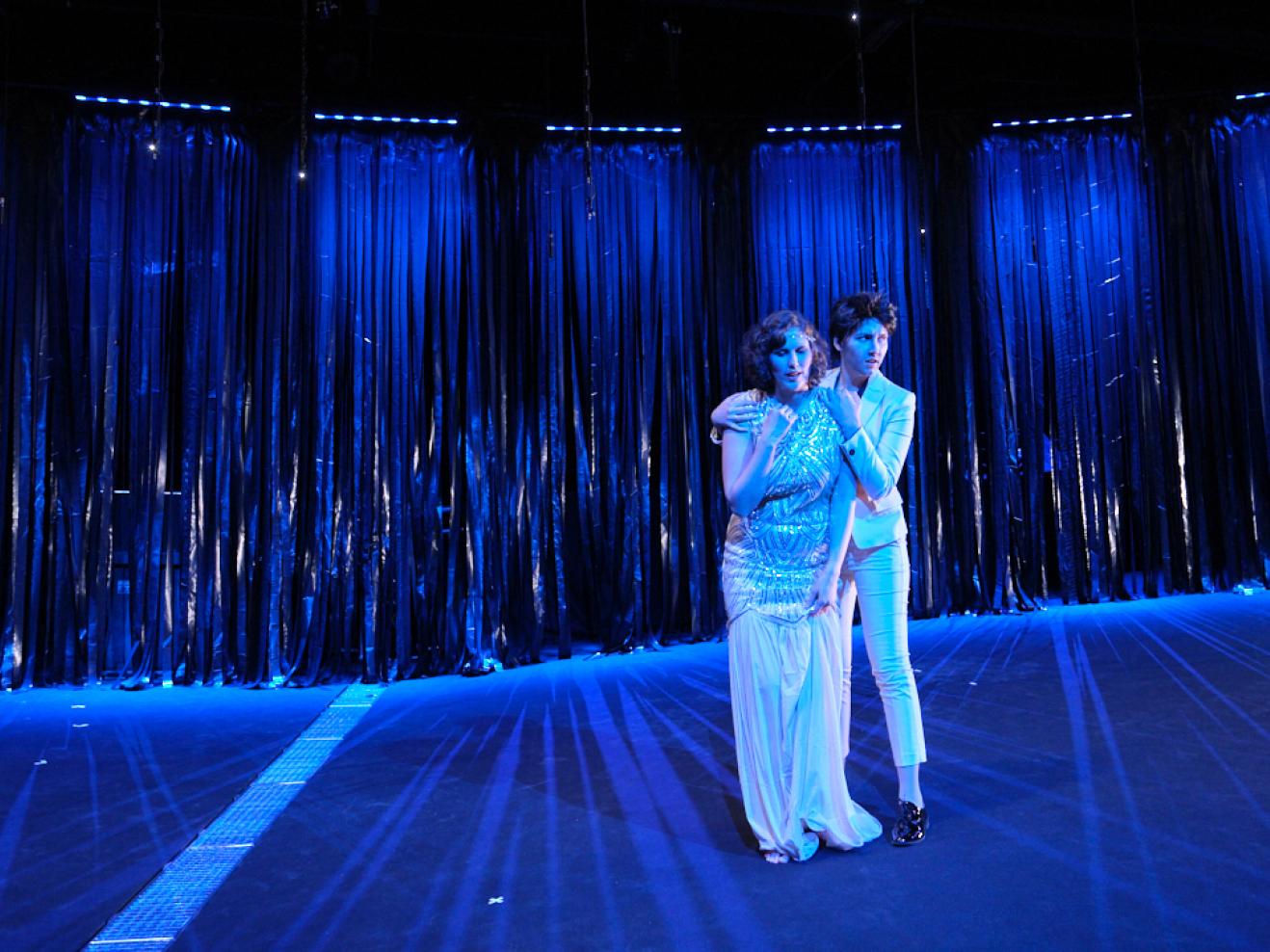 Szene aus Idomeneo mit zwei Sängerinnnen auf der Bühne im Frankfurt LAB