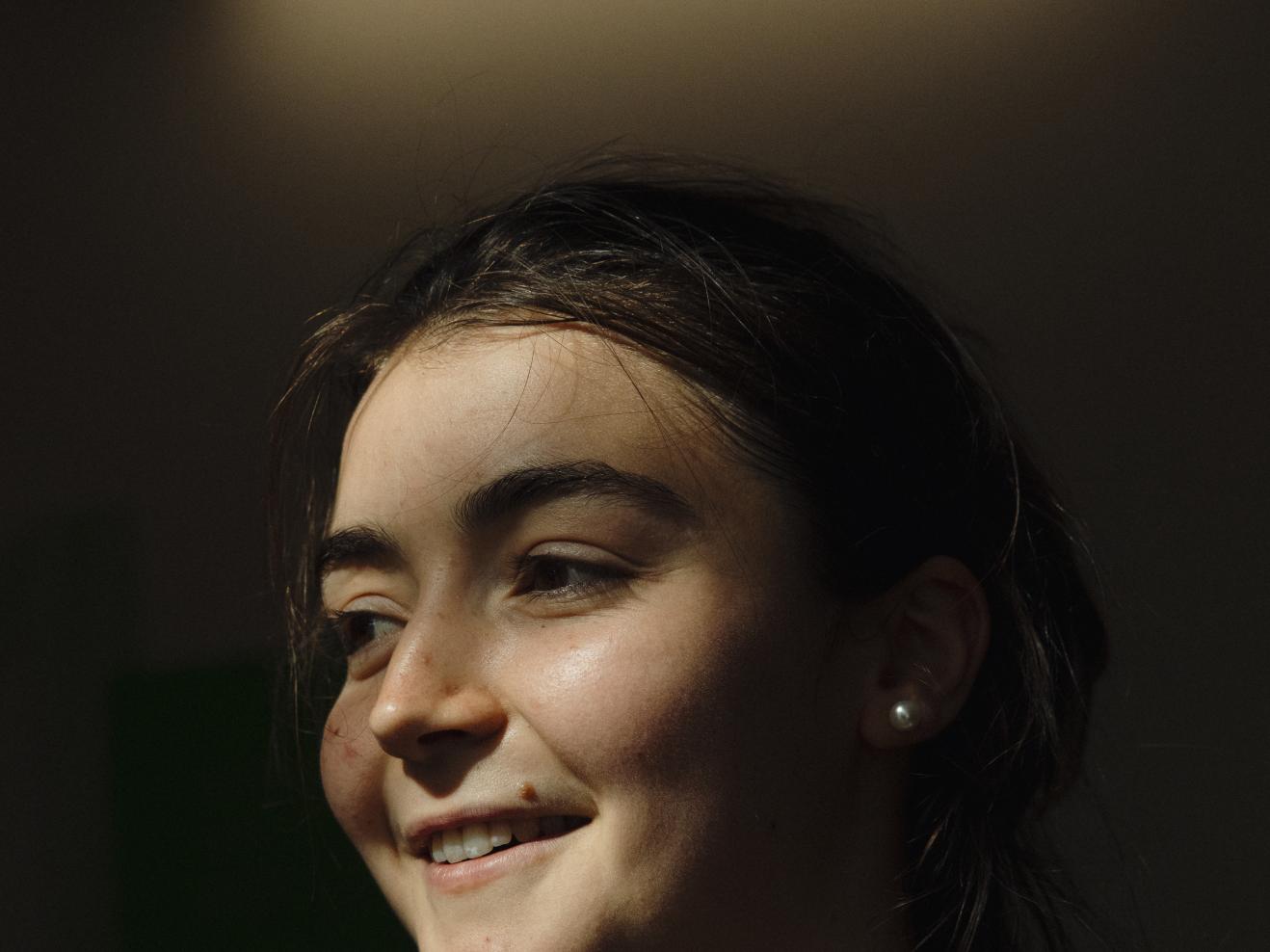 Porträt einer Studentin mit dem Licht der Sonne und Schatten im Gesicht