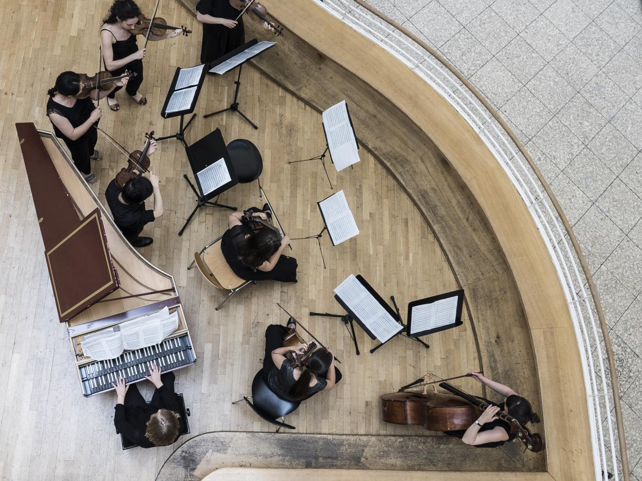 Ein Ensemble spielt beim Barockmarathon der HfMDK, aus der Vogelperspektive betrachtet.