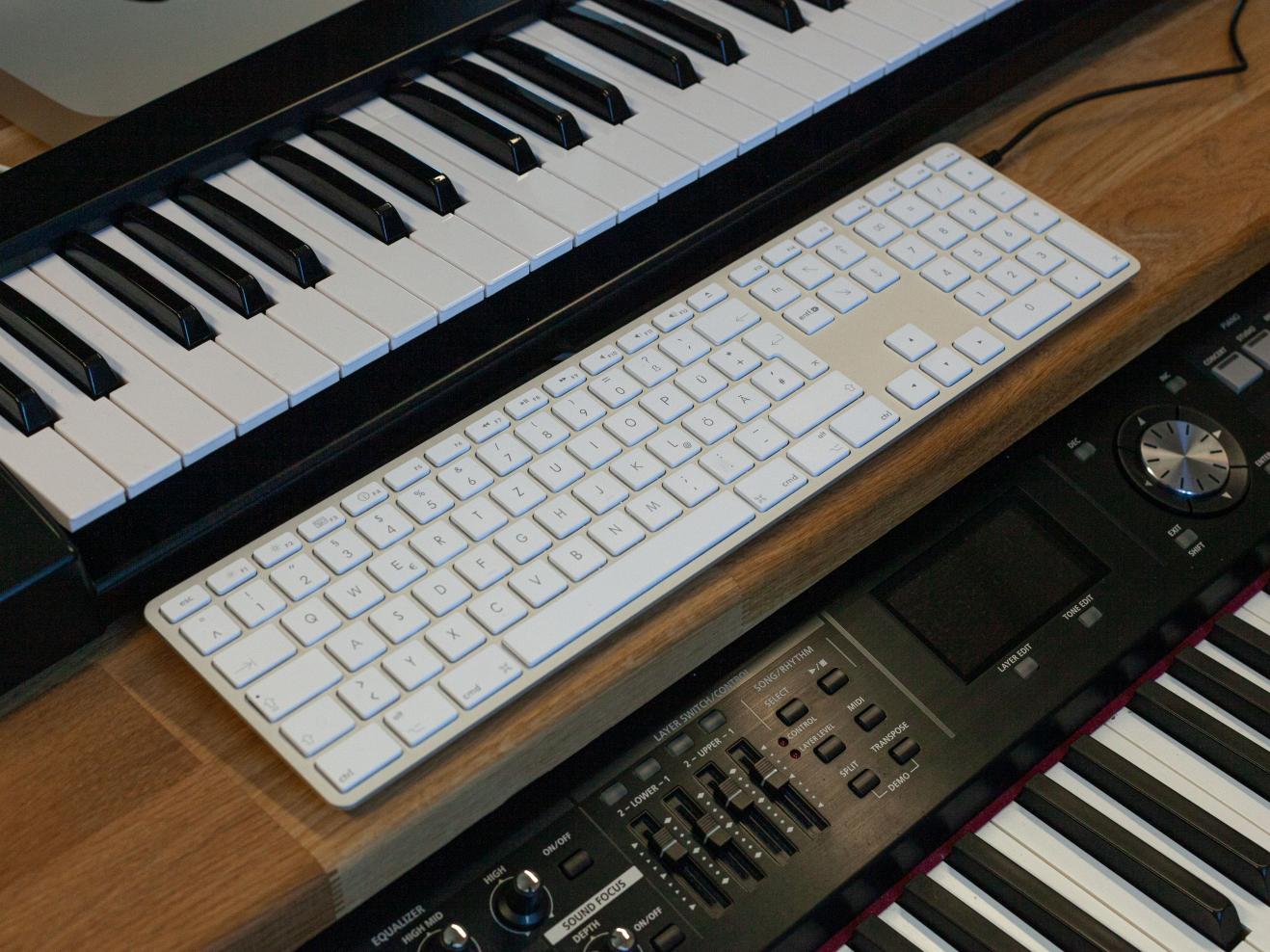 Eine Tastatur zwischen zwei Klaviaturen 