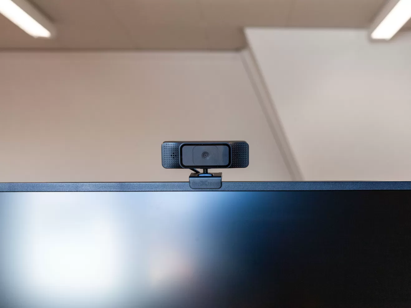 Ein Bildschirm mit einer Webcam