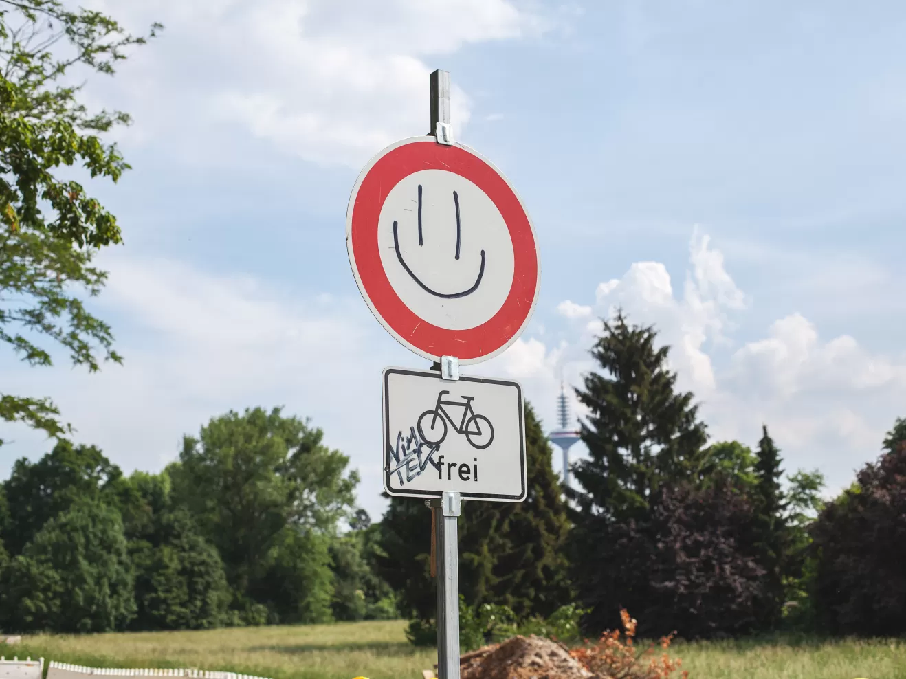 Ein "Einfahrt Verboten"-Schild, auf das jemand einen Smiley gemalt hat.