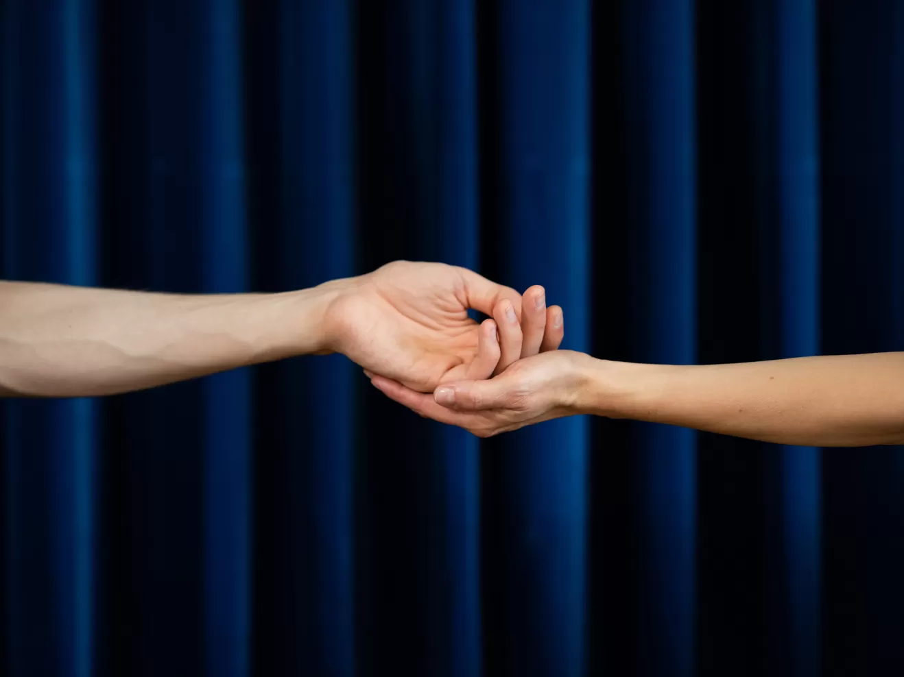 Eine Hand liegt in einer anderen Hand.