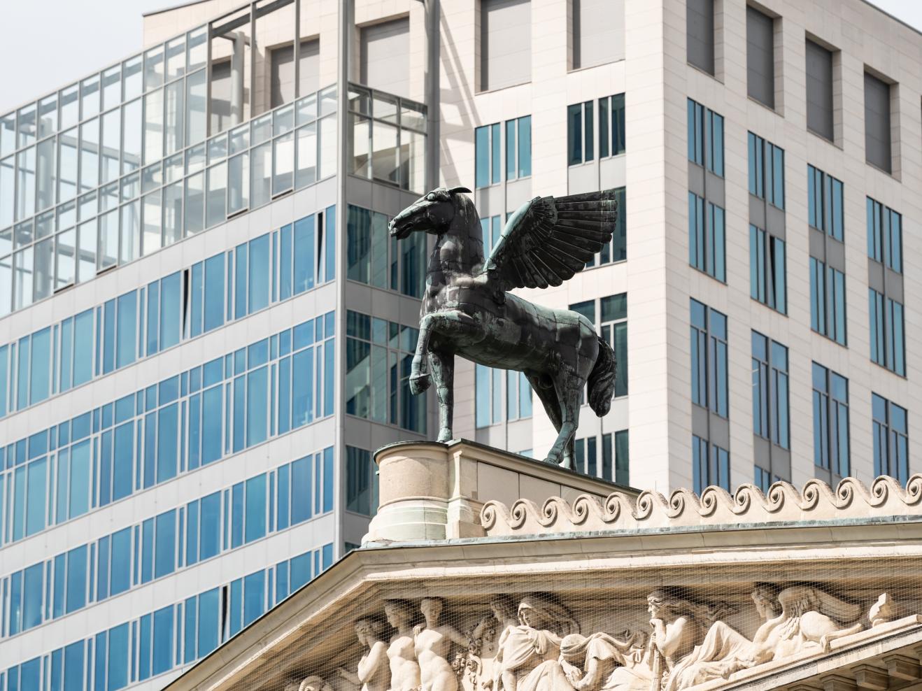 Pegasus-Statue auf dem Dach der Alten Oper Frankfurt