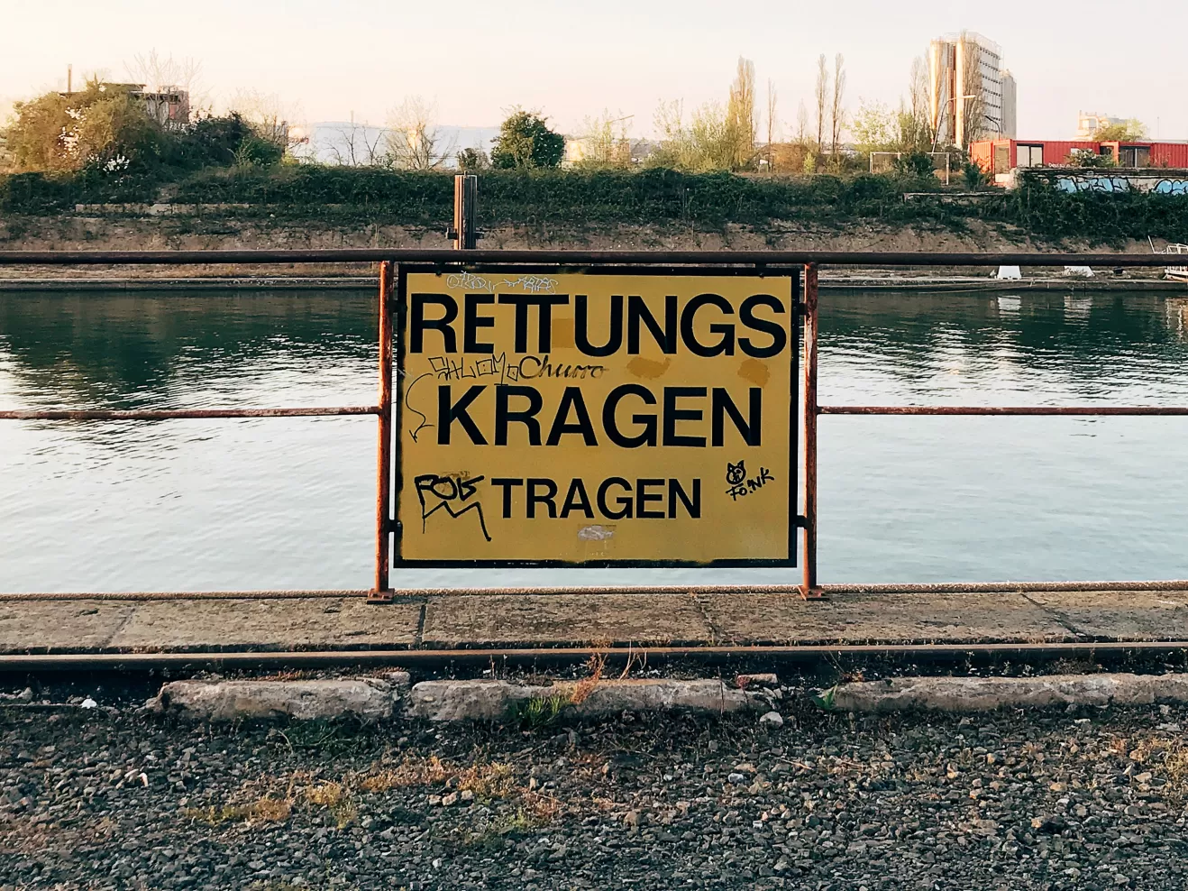 Ein Schild am Offenbacher Hafen auf dem steht: "Rettungskragen tragen"