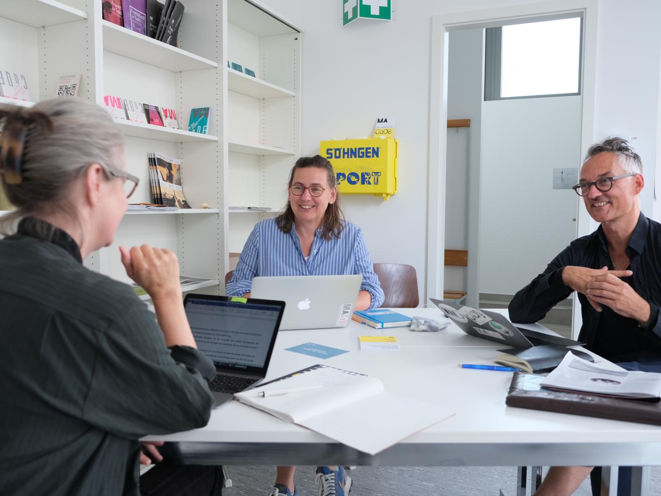 Prof. Katja Schneider, Susanne Triebel und Prof. Ingo Diehl im Gespräch.