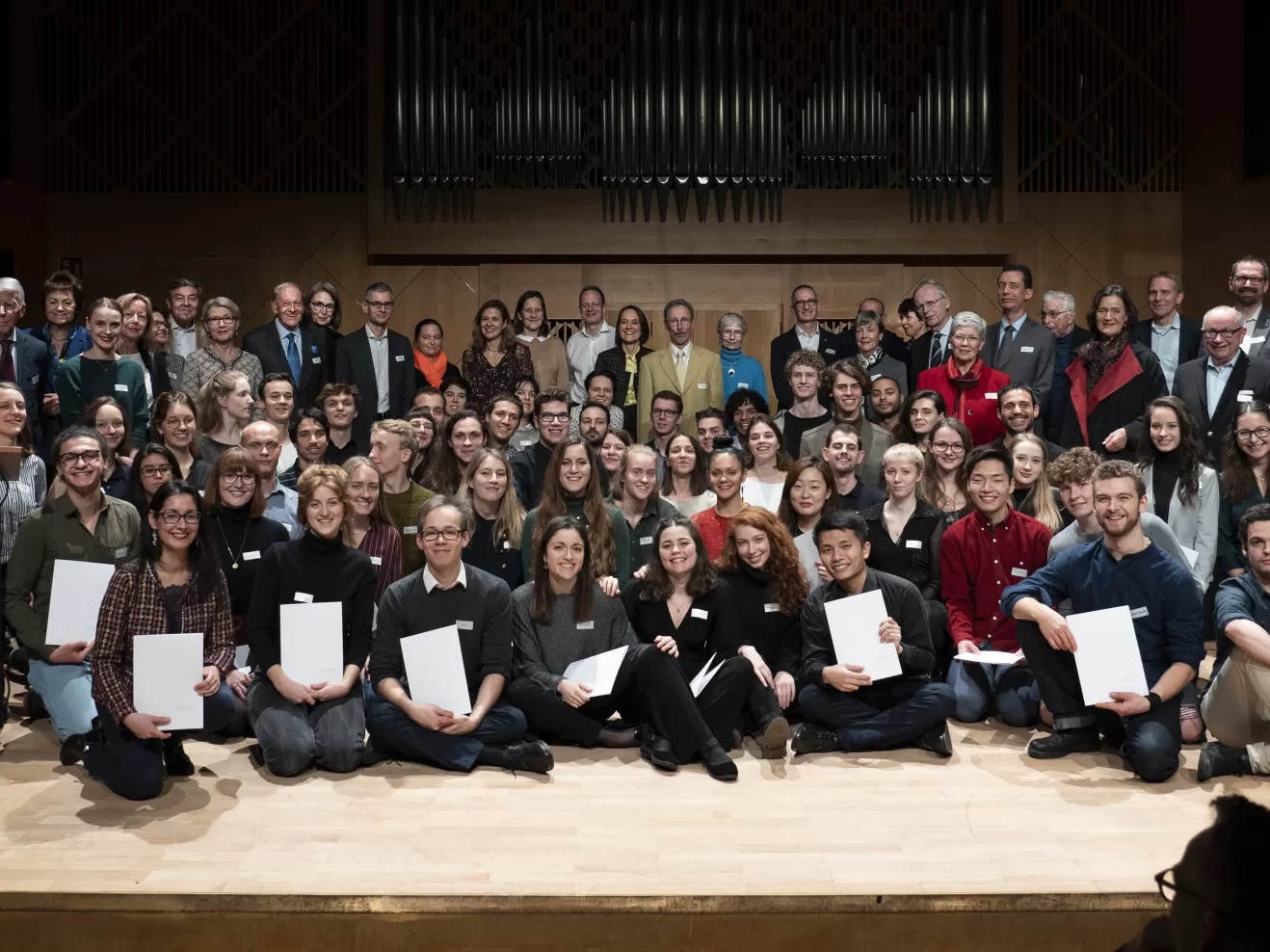 Eine große Gruppe von Studierenden auf einer Bühne