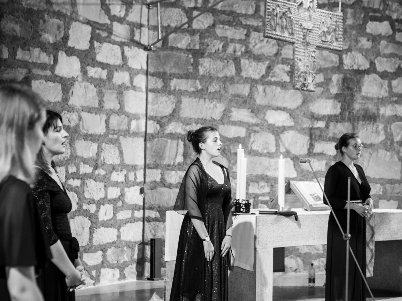 Studentinnen des Kammerchors singen in der Frankfurter Wartburgkirche