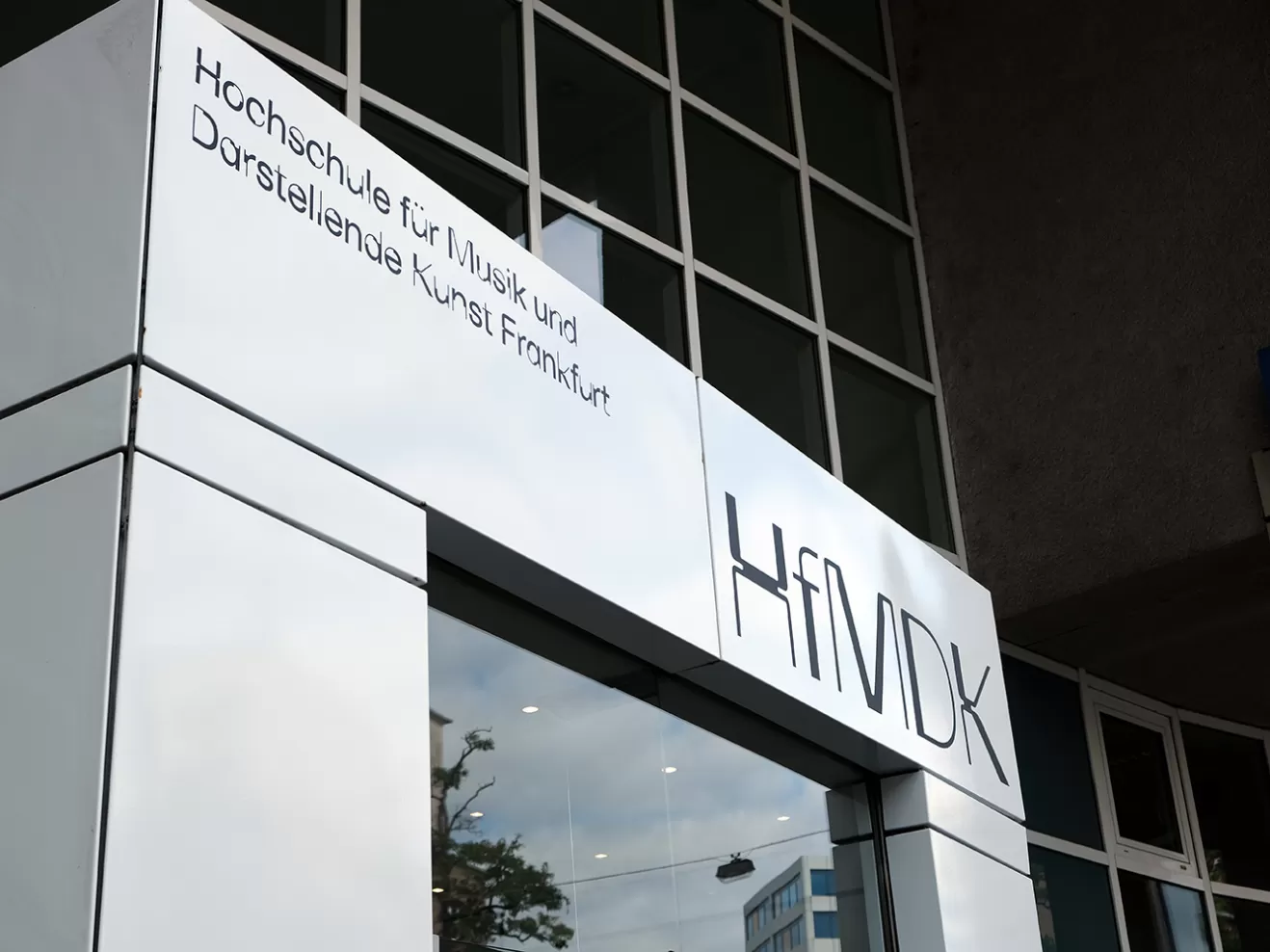 Haupteingang der HfMDK Frankfurt.
