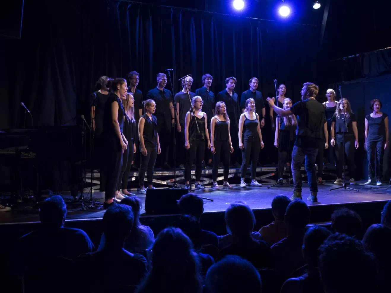 Der Jazz- und Popchor der HfMDK bei einem Auftritt in der Brotfabrik.