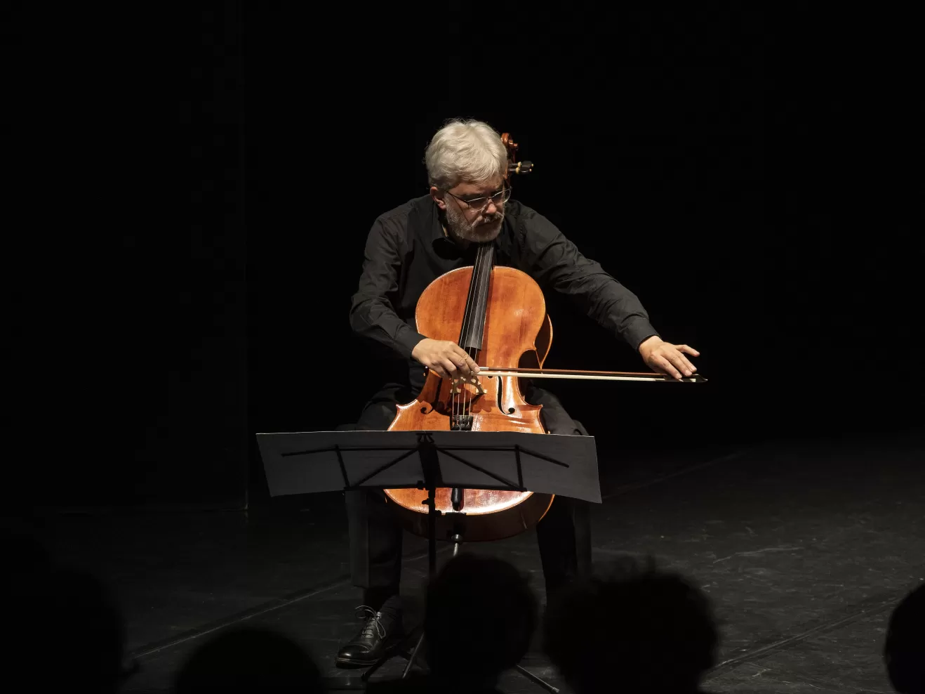 Prof. Lucas Fels spielt Violoncello