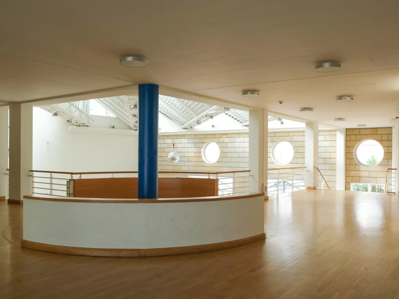 Sitz-Rondell im Hauptgebäude der HfMDK