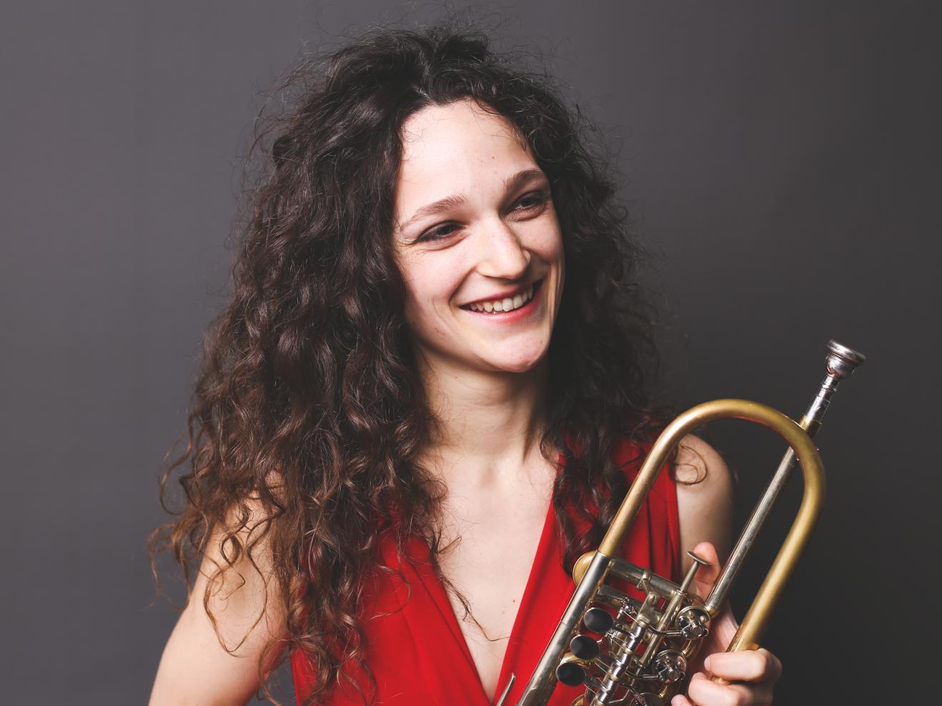 Porträt von Ines Hartmuth mit Trompete
