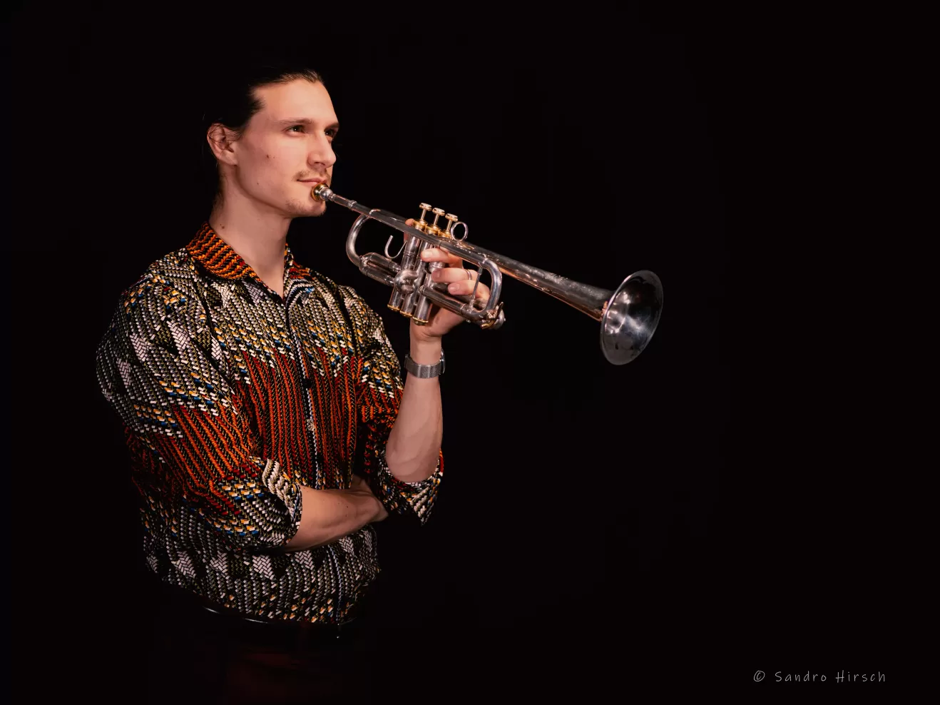 Porträt von Sandro Hirsch mit Trompete