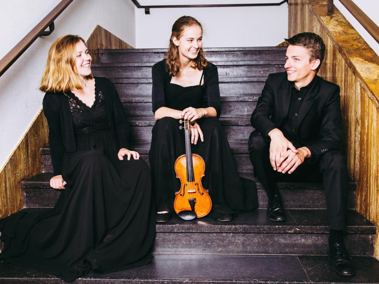 Die drei Musiker*innen des Amelio Trios.