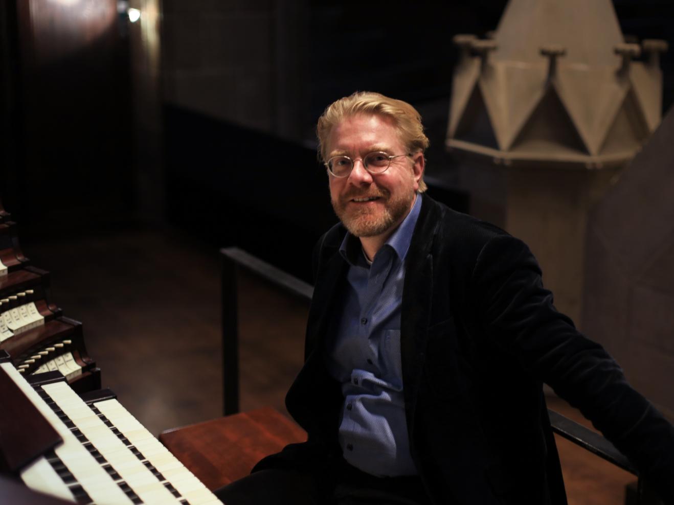 Prof. Carsten Wiebusch sitzt an der Orgel
