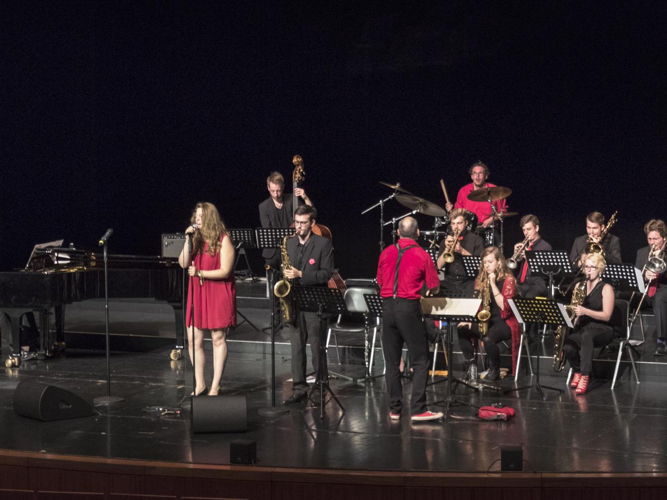 Die Mitglieder der Concert Jazzband auf der Bühne, die Sängerin vorne im roten Kleid, ansonsten fast alle schwarz gekleidet.