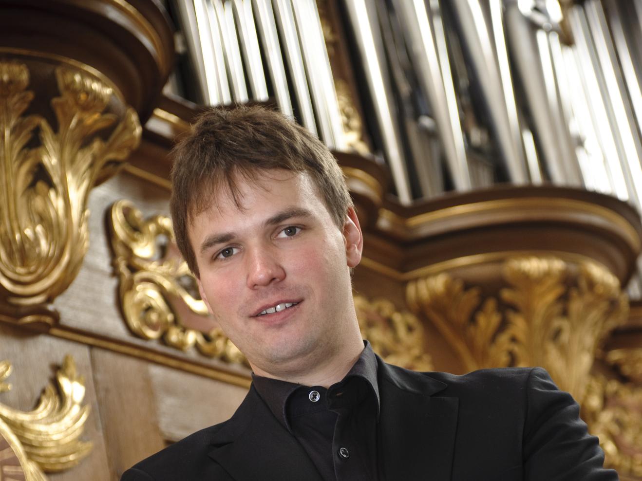 Portrait Prof. Viegelahn vor Orgel