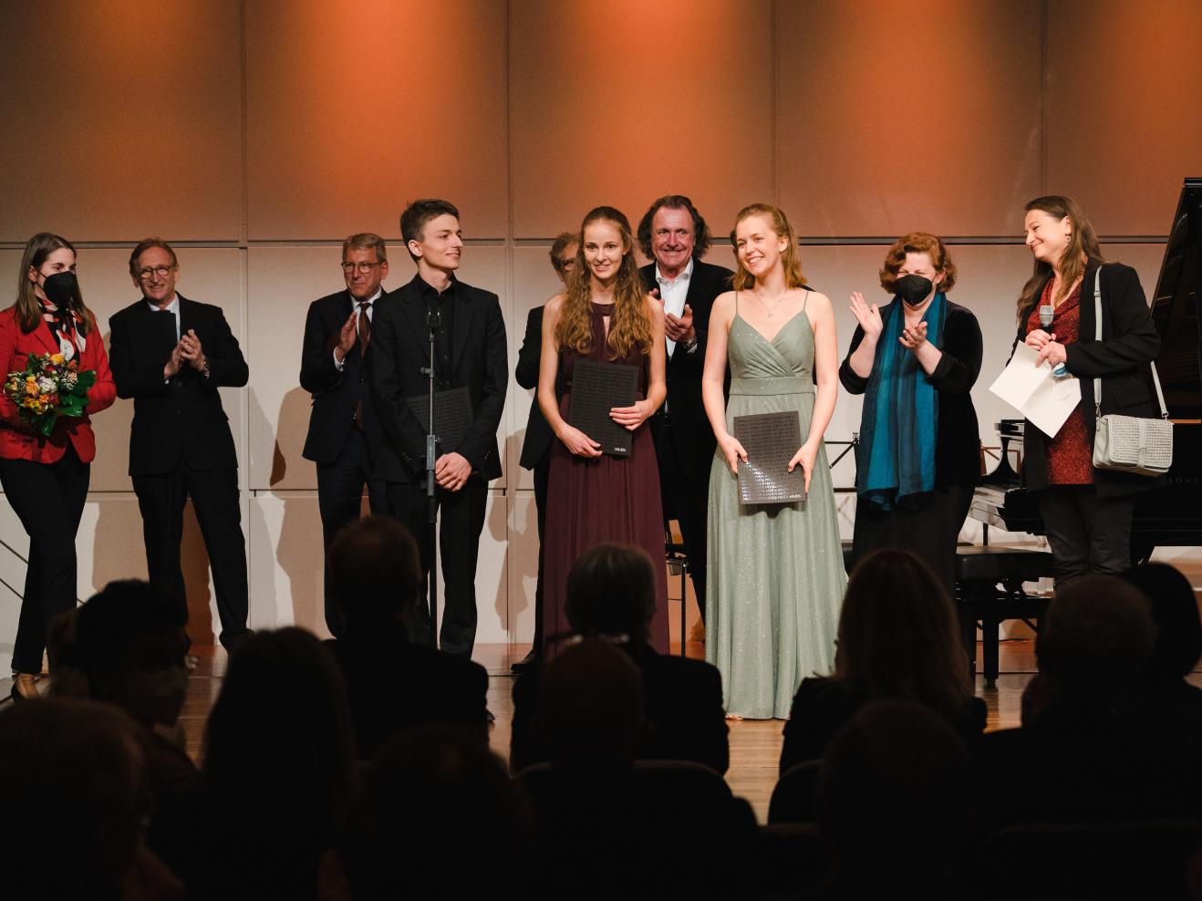 Das Amelio Trio bei der Verleihung des Schumann-Kammermusikpreises 2022 auf der Bühne mit der Jury.