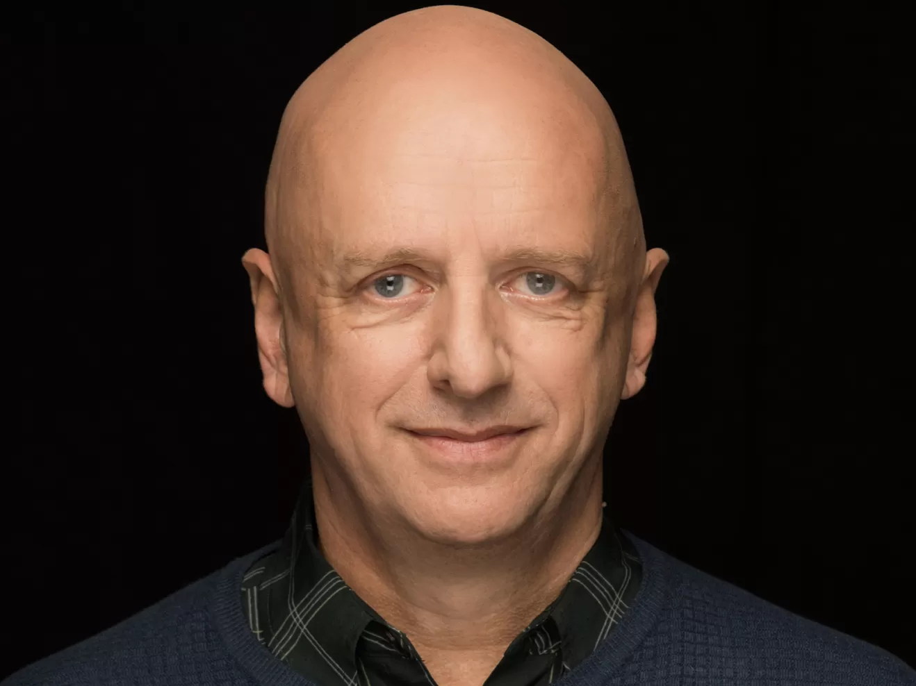 Porträt von Honne Dohrmann vor einer schwarzen Wand.