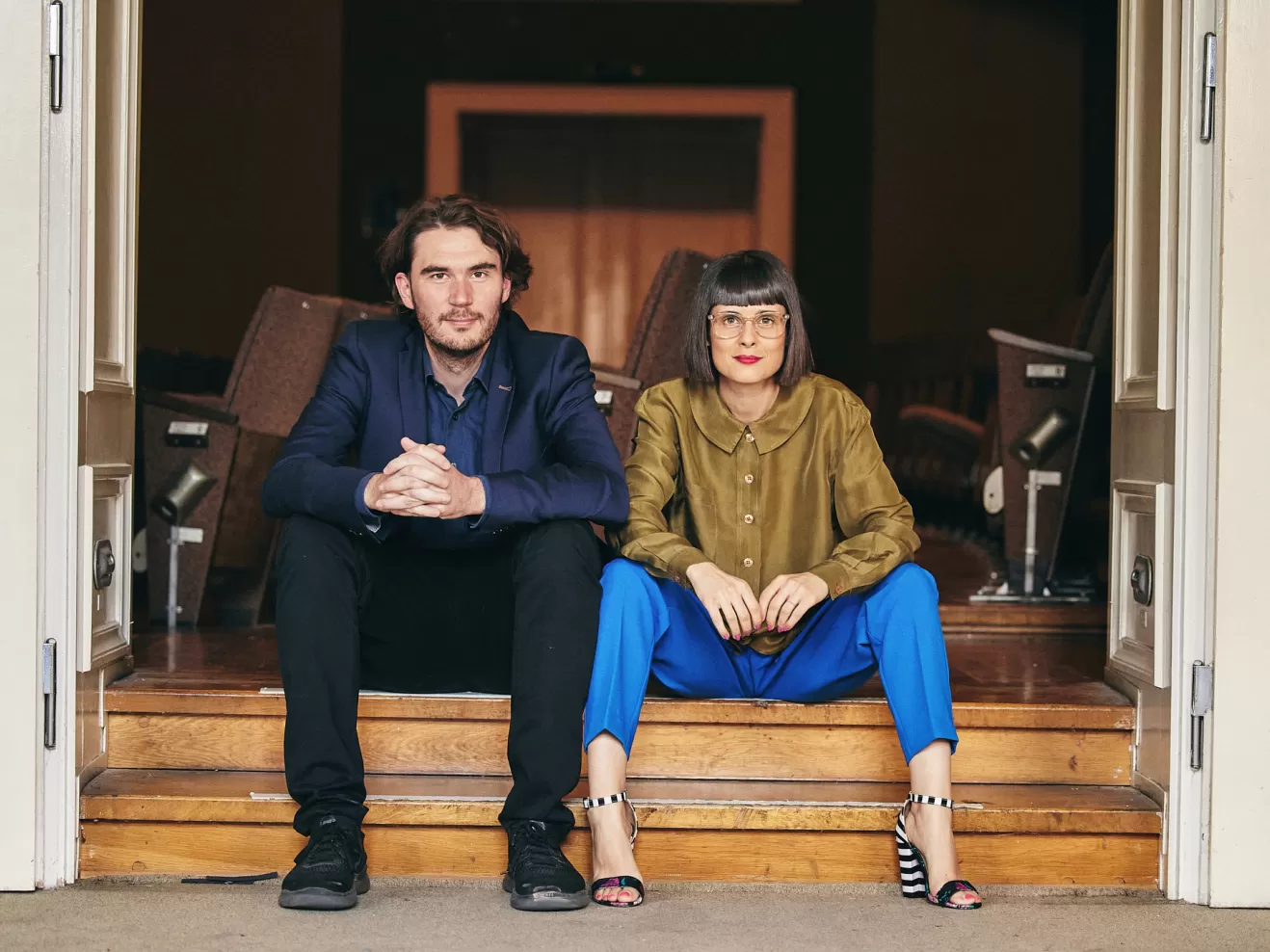 Jakob Arnold und Anica Happich sitzen nebeneinander auf einer Treppe.